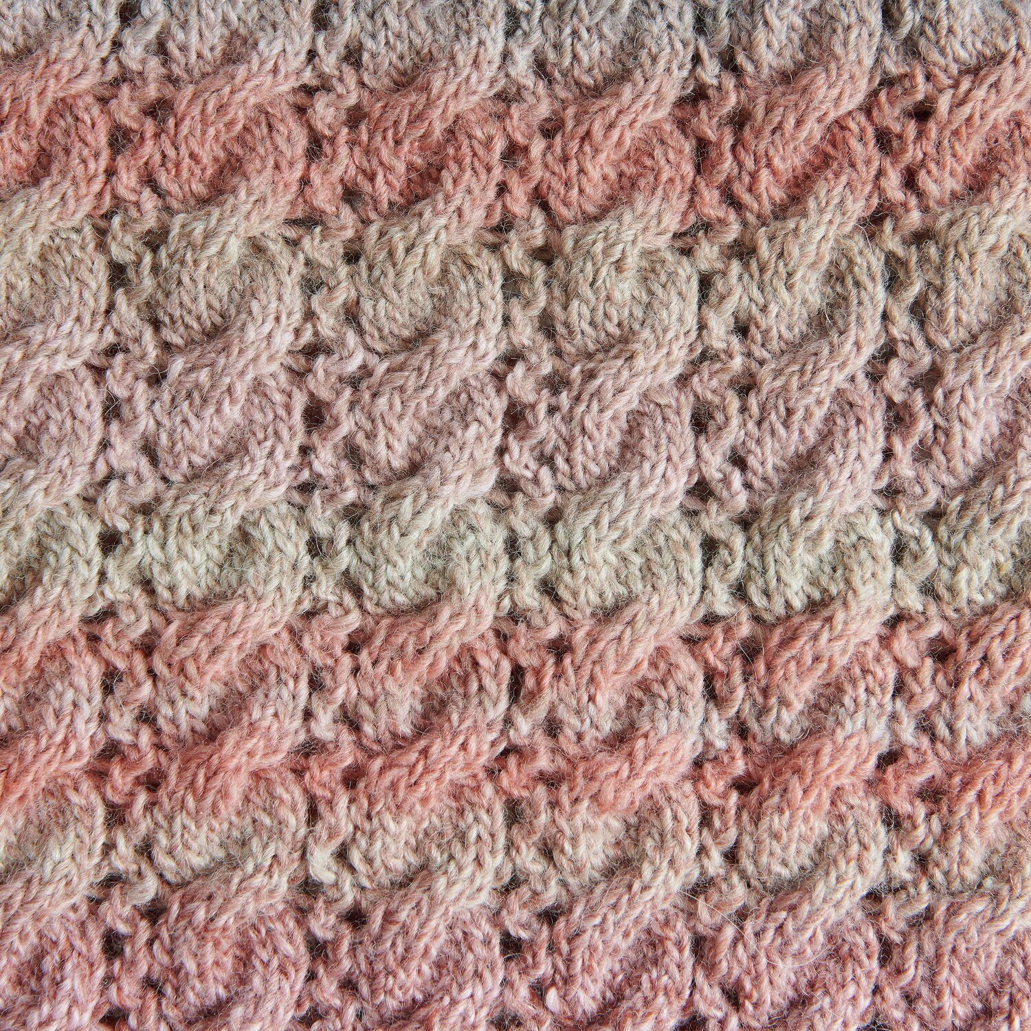 Creative Melange Alpaca Wonderball dk 100g 300m Farbe Spring von Rico Design Creative Melange Alpaca Wonderball dk zeigt ein gestricktes Zopfmuster in sanften Rosa- und Beigetönen. Ideal für Herbstprojekte.