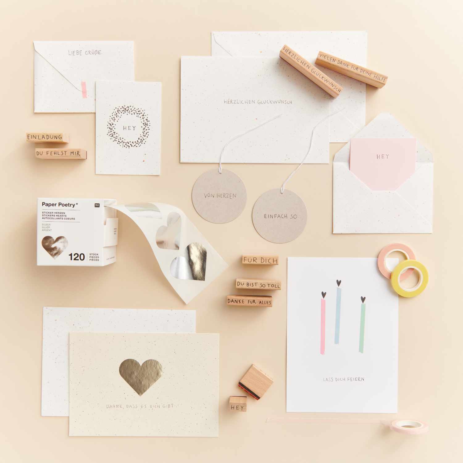 Paper Poetry Stempelset Texte Deutsch XL, 31-teilig, zeigt kreative Stempel und Karten in sanften Pastelltönen, ideal für individuelle Bastelprojekte.