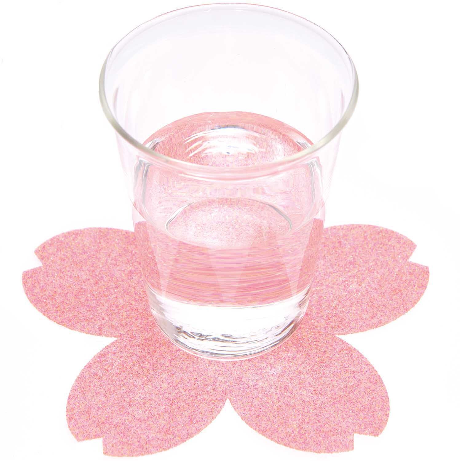 Filz Untersetzer Kirschblüten rosa Glitzer 15x15cm 6 Stück von Rico Design unter einem Glas.