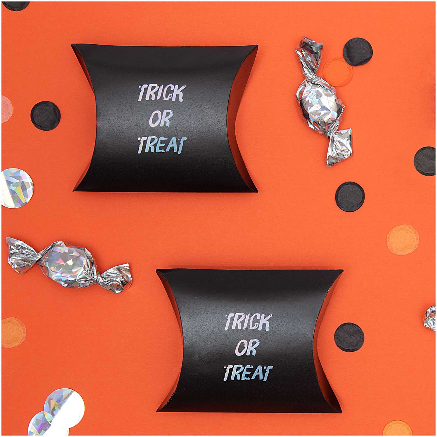 Paper Poetry Geschenkschachteln Trick or treat 12x8cm 3 Stück von Rico Design Paper Poetry Geschenkschachteln auf orangefarbenem Hintergrund mit Süßigkeiten und Konfetti.