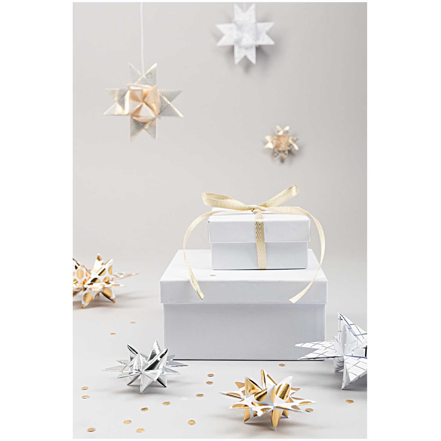 Paper Poetry bandes de Fröbel Graphic blanc-doré 40 pièces from Rico Design Paper Poetry Fröbelstreifen Graphic: Elegante weiße und goldene Sterne aus Papier, dekorativ arrangiert.