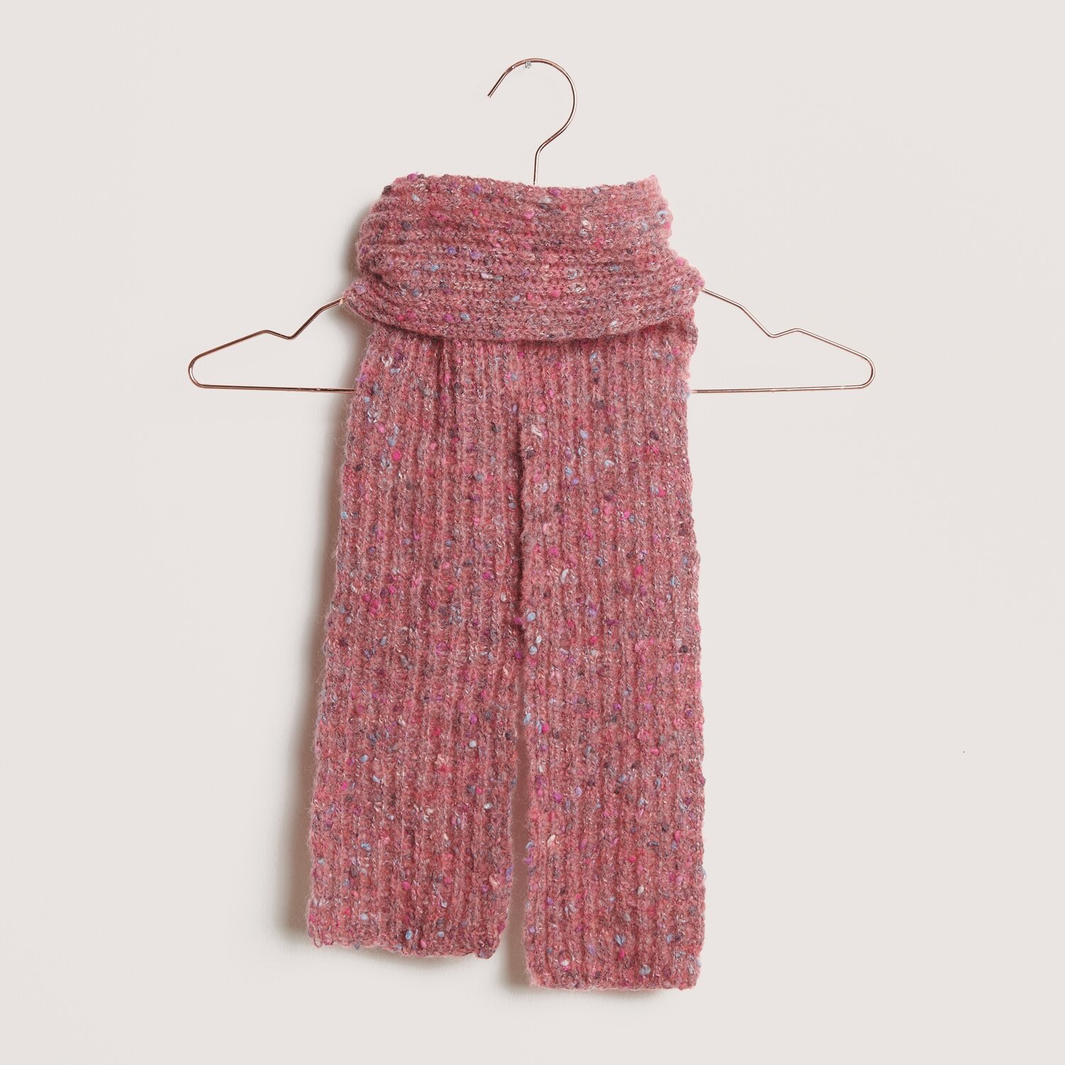 Fashion Cotton Alpaca Fun Neps 50g 215m Couleur Baie from Rico Design Fashion Cotton Alpaca Fun Neps: Beerenfarbener Schal aus weichem Material, aufgehängt an einem Kleiderbügel. Ideal für kalte Tage.