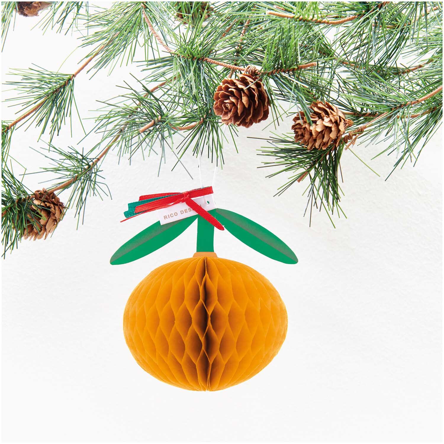Paper Poetry Kartenset mit Pop-Up Anhänger Orange B6 von Rico Design Paper Poetry Kartenset mit Pop-Up Anhänger in Form einer orangefarbenen Kugel an Tannenzweigen.