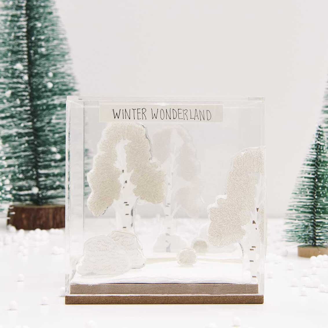 Figurico Gelsticker Verschneite Bäume von Rico Design Figurico Gelsticker Verschneite Bäume: Winterlandschaft in Glasbox mit weißen Bäumen, dekorativ und festlich.