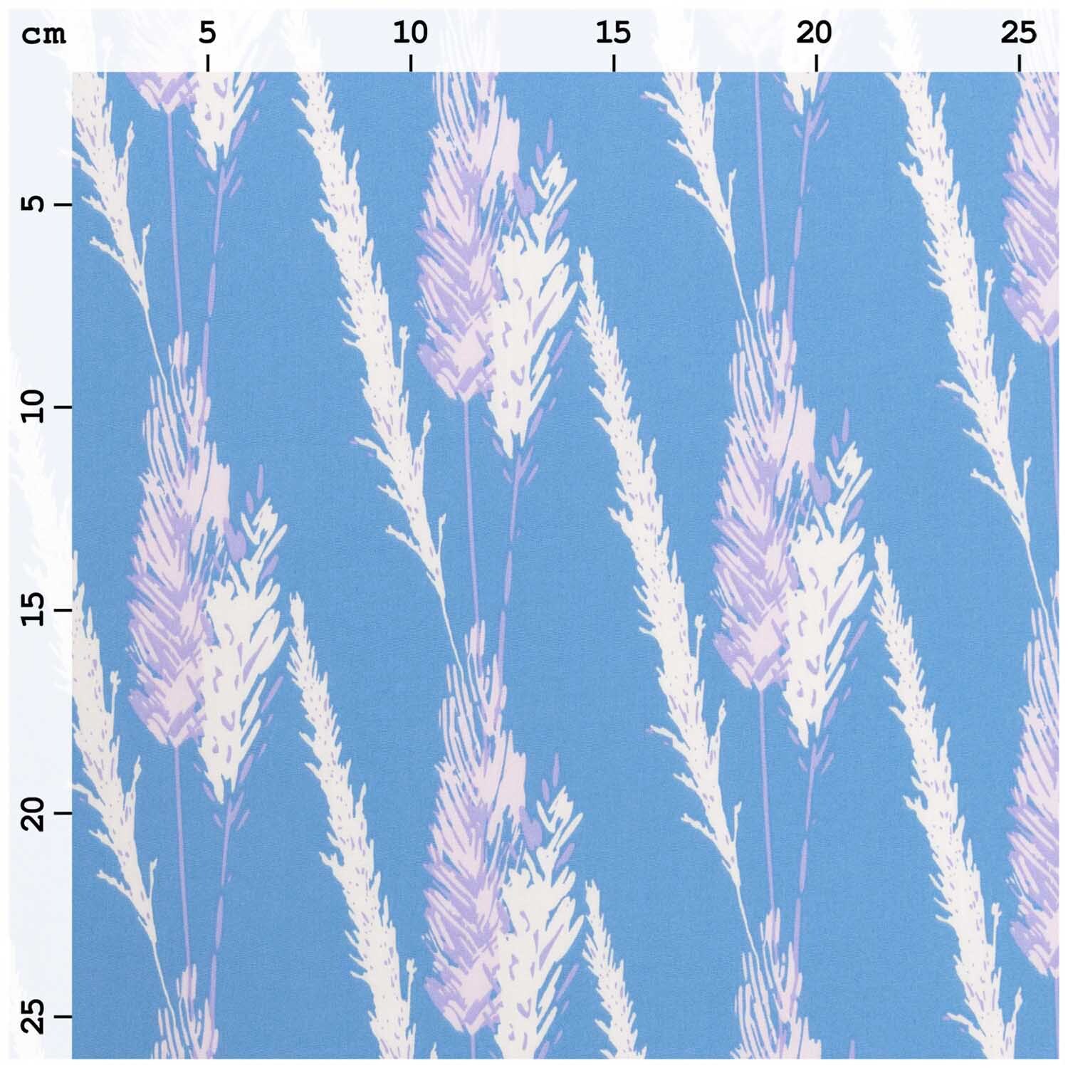Stoffabschnitt Druckstoff Pampasgras azur 50x140cm von Rico Design Stoffabschnitt Druckstoff Pampasgras azur zeigt ein Muster aus weißen und lila Pampasgras auf blauem Hintergrund. Ideal für kreative Nähprojekte.