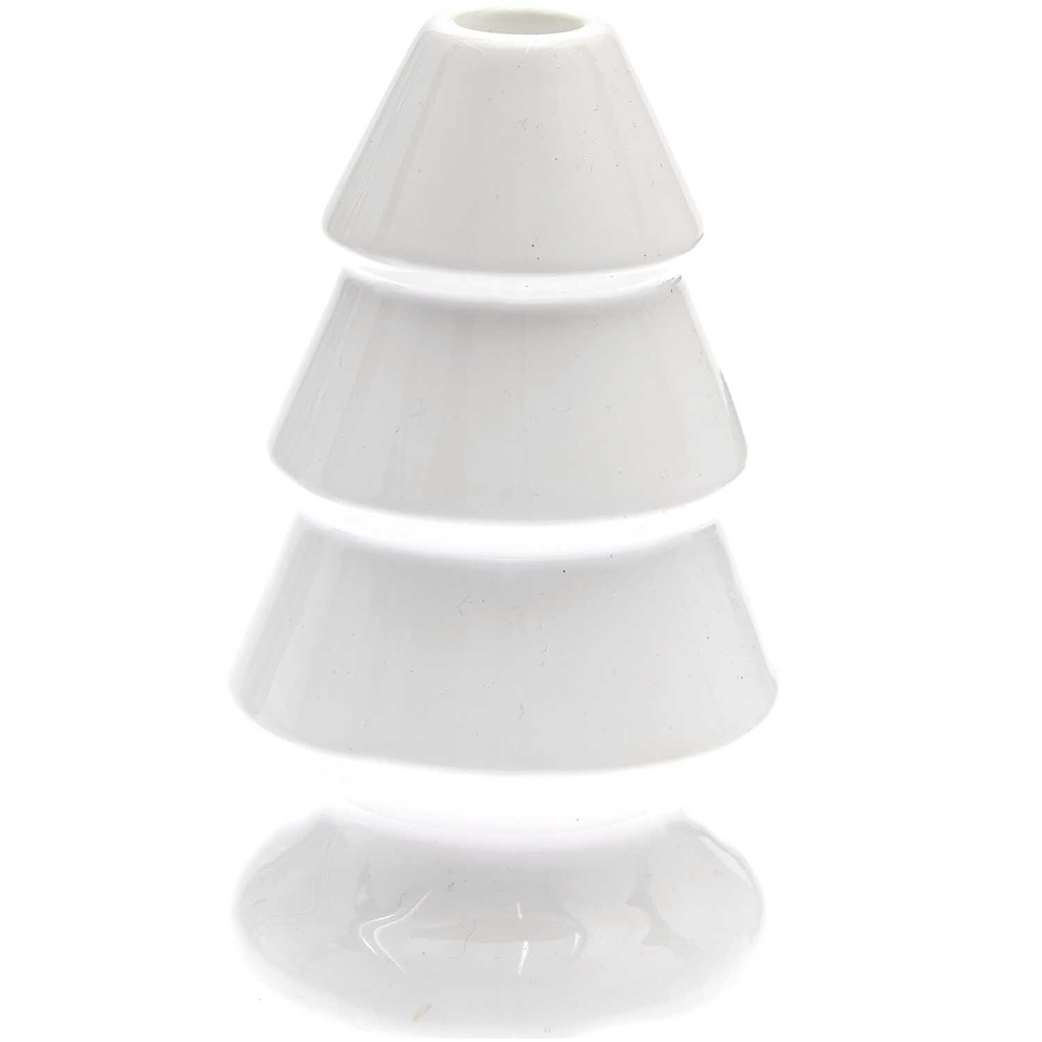 Keramik-Kerzenhalter Tanne in Weiß von Rico Design, geformt wie ein stilisierter Tannenbaum.