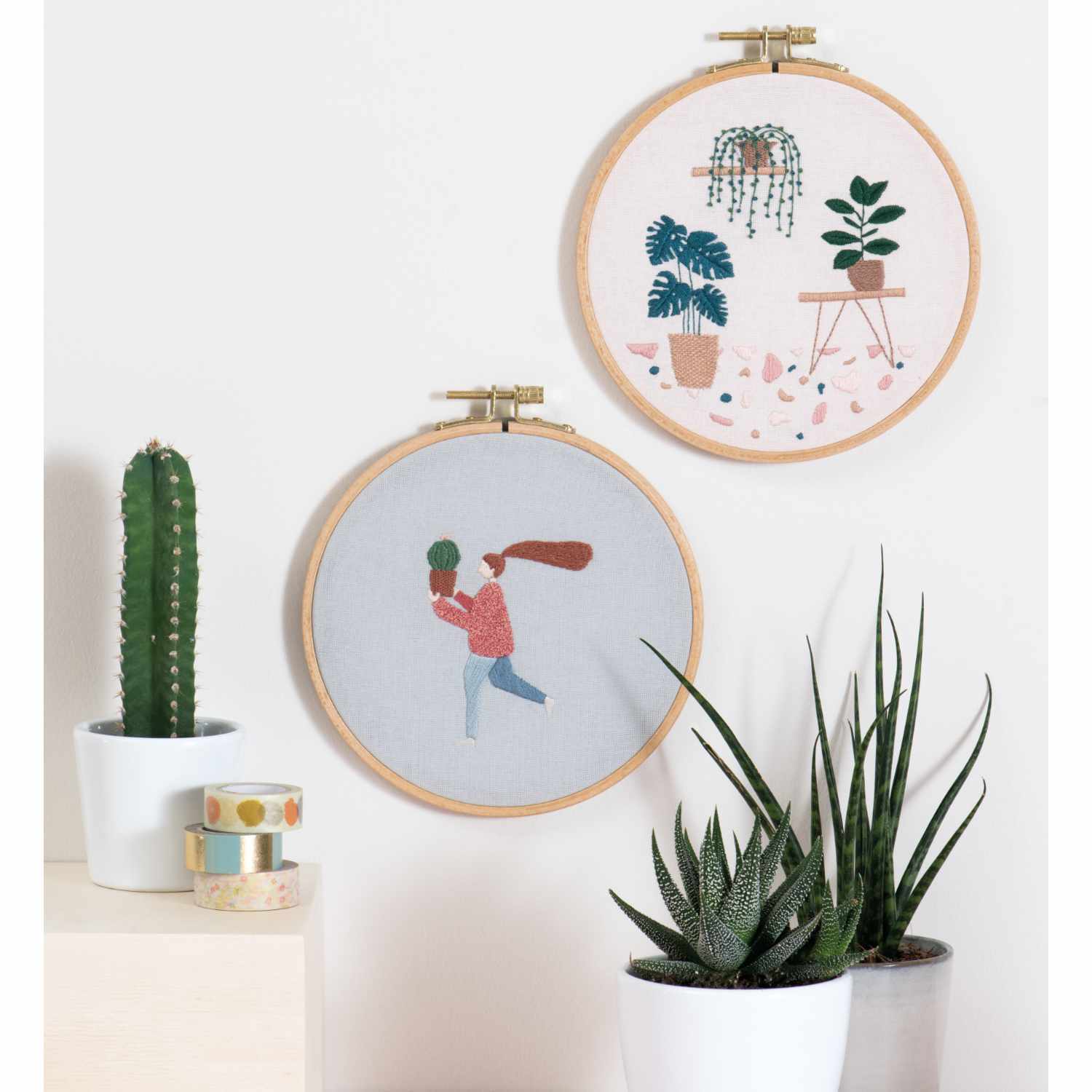 Paquet à broder Slow Evenings Botanical from Rico Design Stickpackung Slow Evenings Botanical zeigt zwei bestickte Rahmen mit Pflanzenmotiven, umgeben von Kakteen und Sukkulenten. Marke: Rico Design.