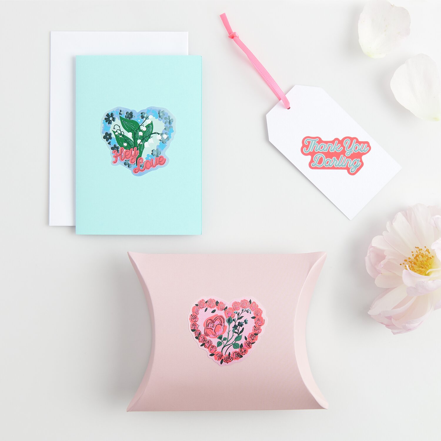 Paper Poetry Sticker Herzen 100 Stück von Rico Design Paper Poetry Sticker Herzen: Rosa Geschenkbox mit Herzsticker, Karte und Anhänger auf hellem Hintergrund.