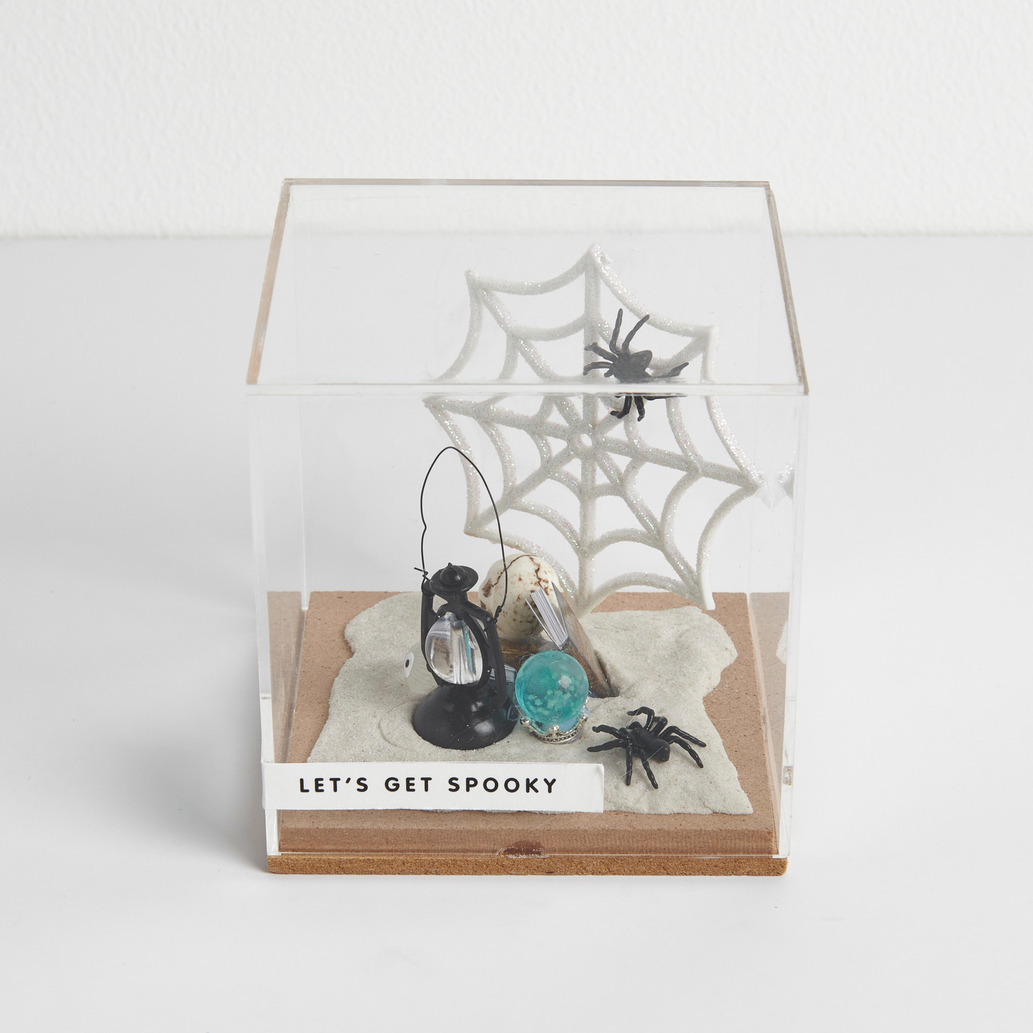 Figurico Dekohaube Würfel Größe 9,5x9,5x10cm von Rico Design Miniatur Halloween Dekoration Set: Ein Würfel mit Spinnennetz, Laterne und Spinnen, ideal für gruselige Akzente.