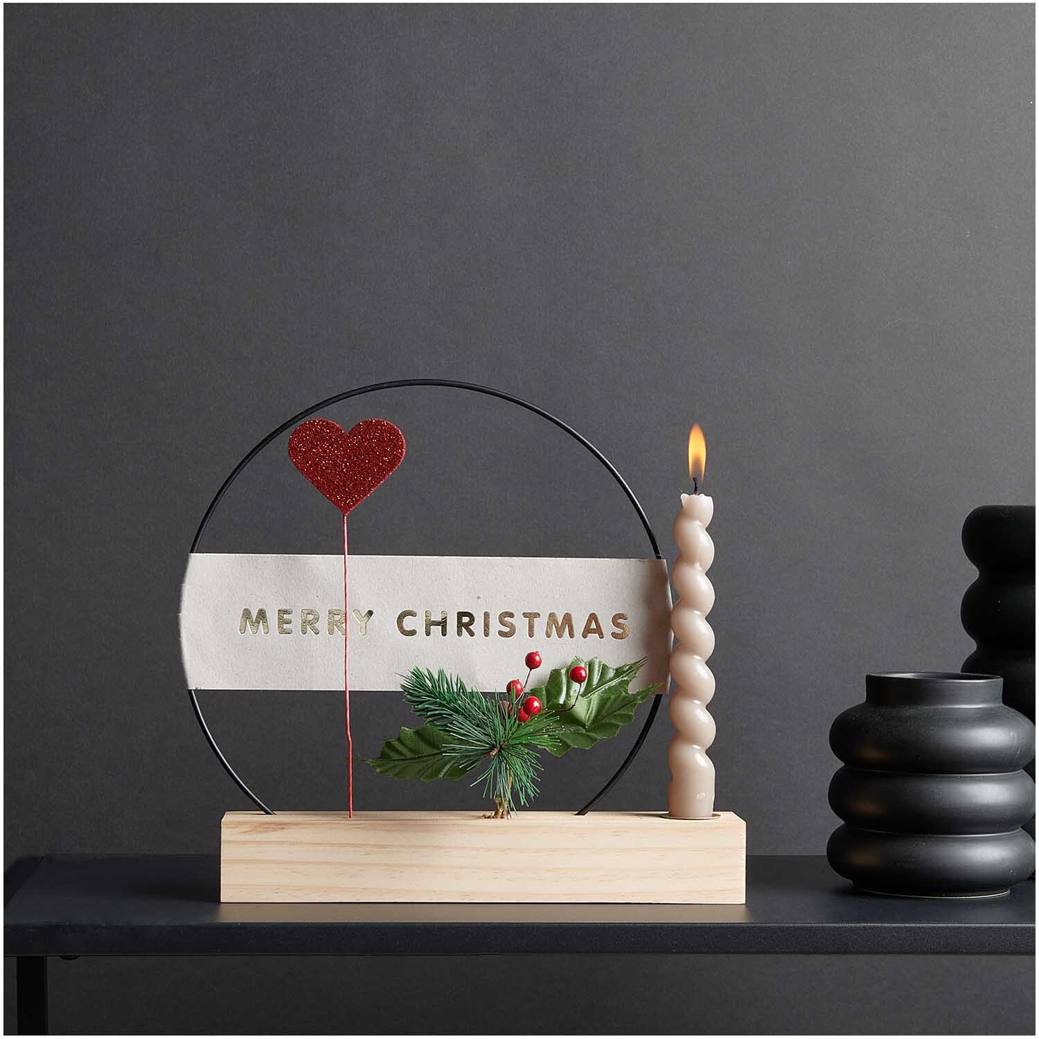 Deko-Tannenzweig mit roten Beeren und Ilex 15x6cm von Rico Design