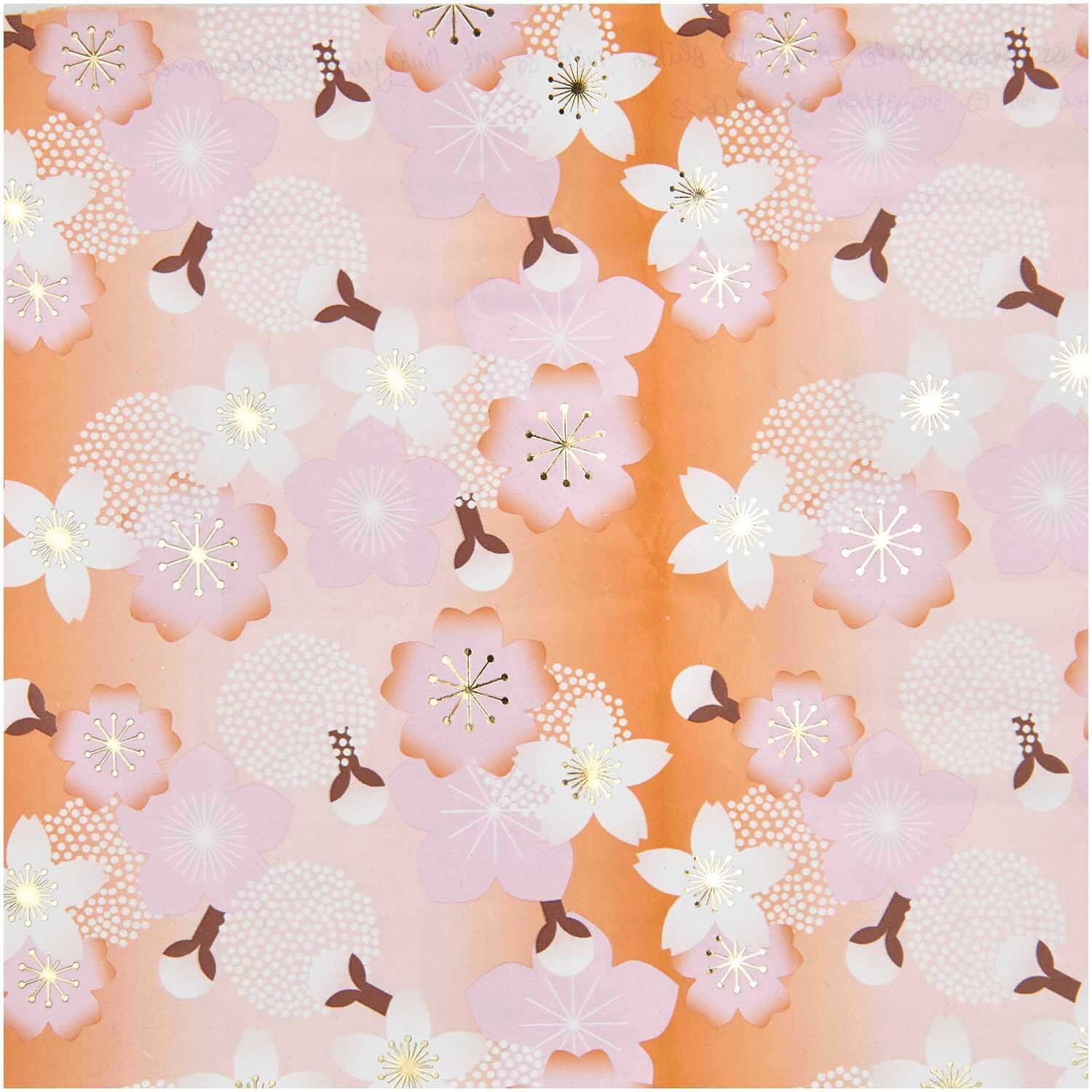 Geschenkpapier Kirschblüten Orange 70cm 2m 80g/m² von Rico Design Geschenkpapier Kirschblüten Orange mit zarten Blütenmustern auf orangefarbenem Hintergrund, ideal für stilvolle Verpackungen.
