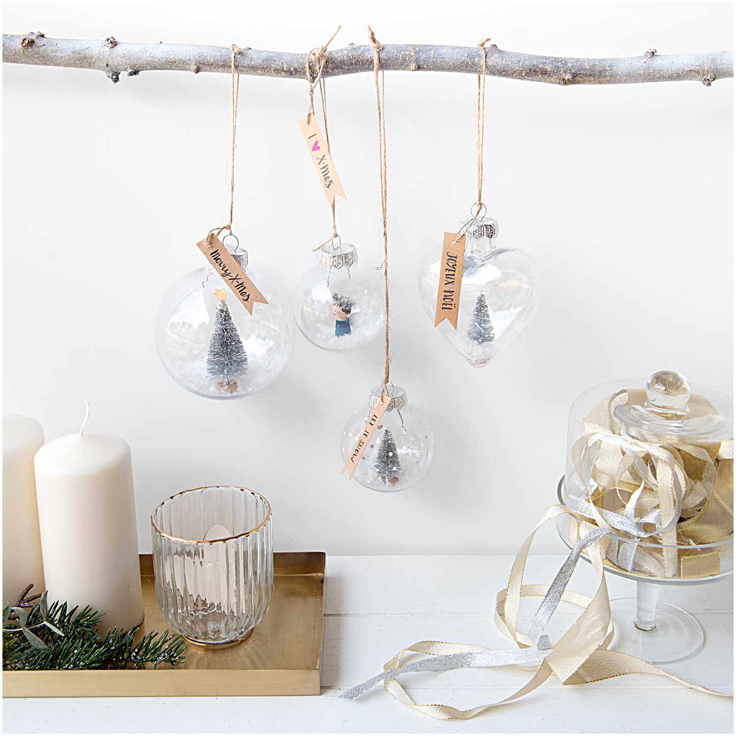 Weihnachtskugel aus Kunststoff 10cm von Rico Design Weihnachtskugel aus Kunststoff 10cm mit Miniaturbäumen, hängend an einem Ast, von Rico Design.