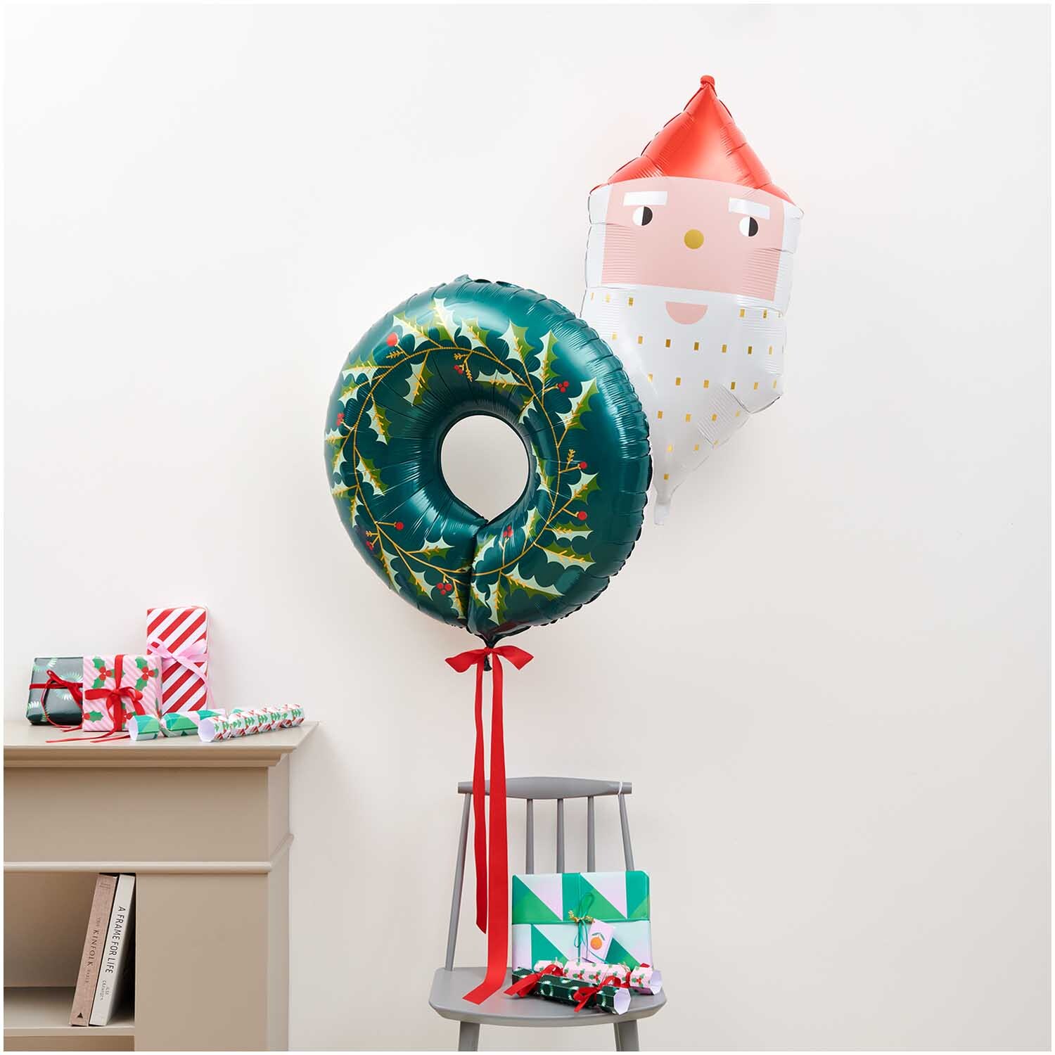 Folienballon Weihnachtsmann 41x82x33cm von Rico Design Folienballon Weihnachtsmann 41x82x33cm: Zwei bunte Ballons, einer in Weihnachtsmannform, schmücken einen Raum.