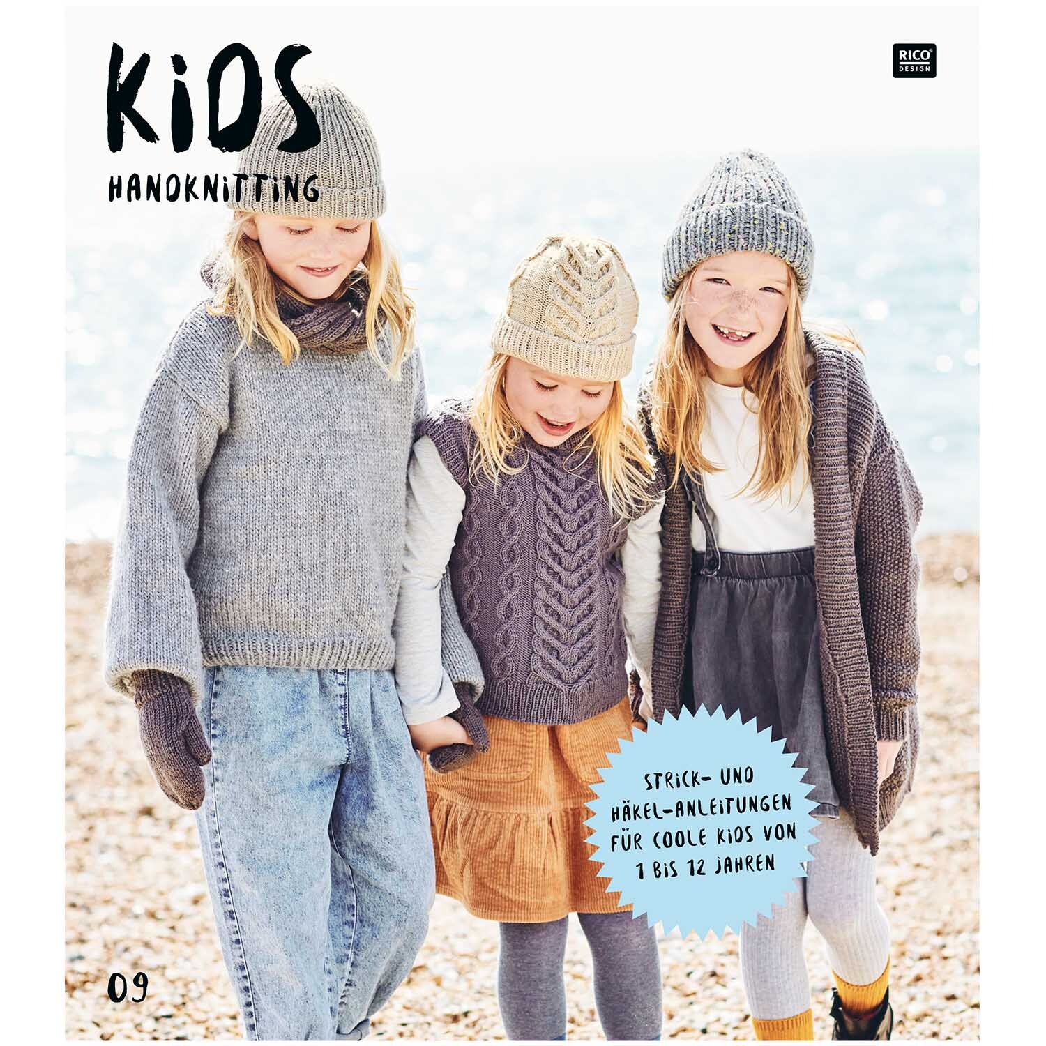 Kids Nr.9: Drei Kinder in gestrickter Kleidung am Strand, tragen Mützen und Pullover von Rico Design.