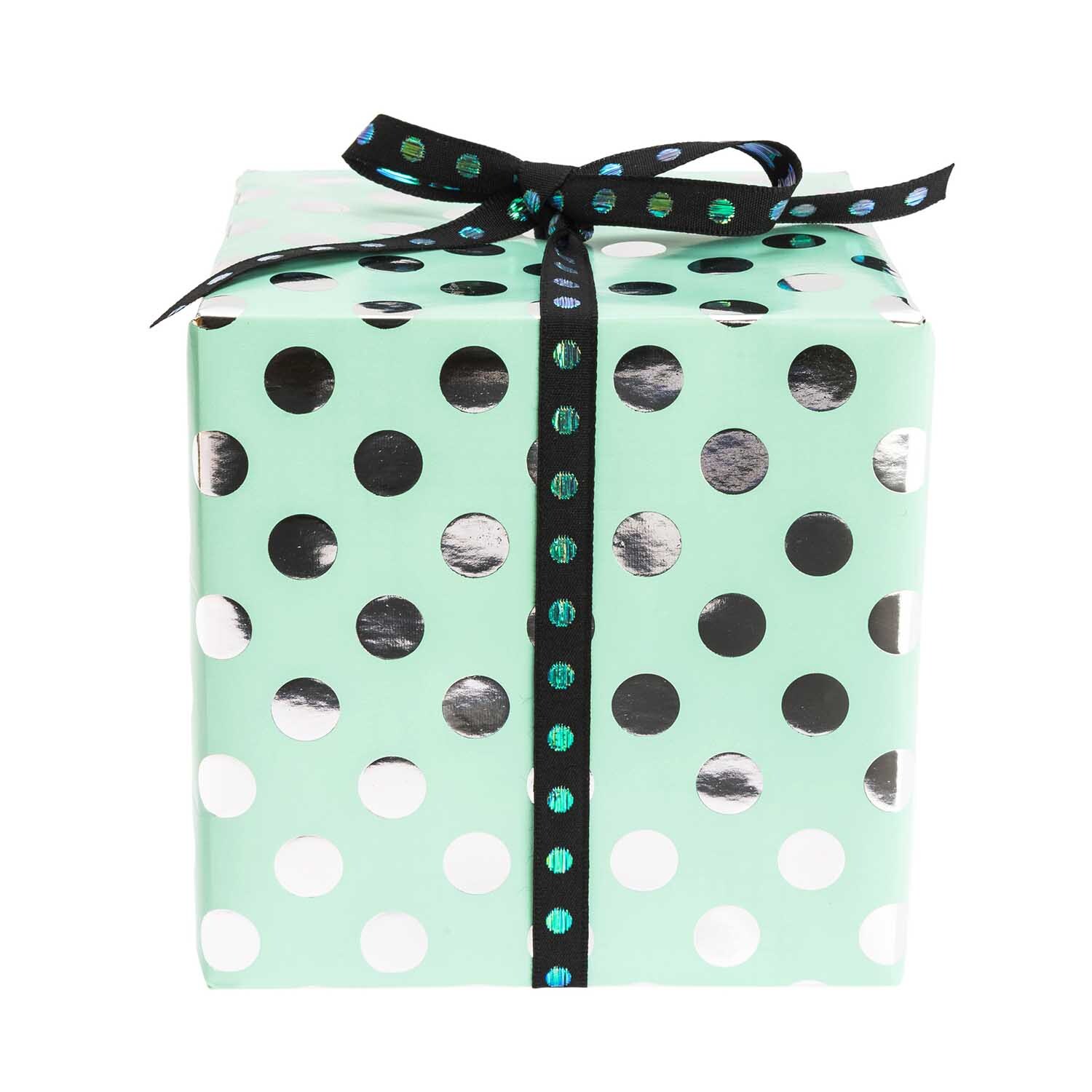 Paper Poetry Geschenkpapier Punkte mint-silber 70cm 2m Hot Foil von Rico Design Paper Poetry Geschenkpapier mit silbernen Punkten auf mintfarbenem Hintergrund, verziert mit schwarzem Band. Ideal für stilvolle Geschenke.