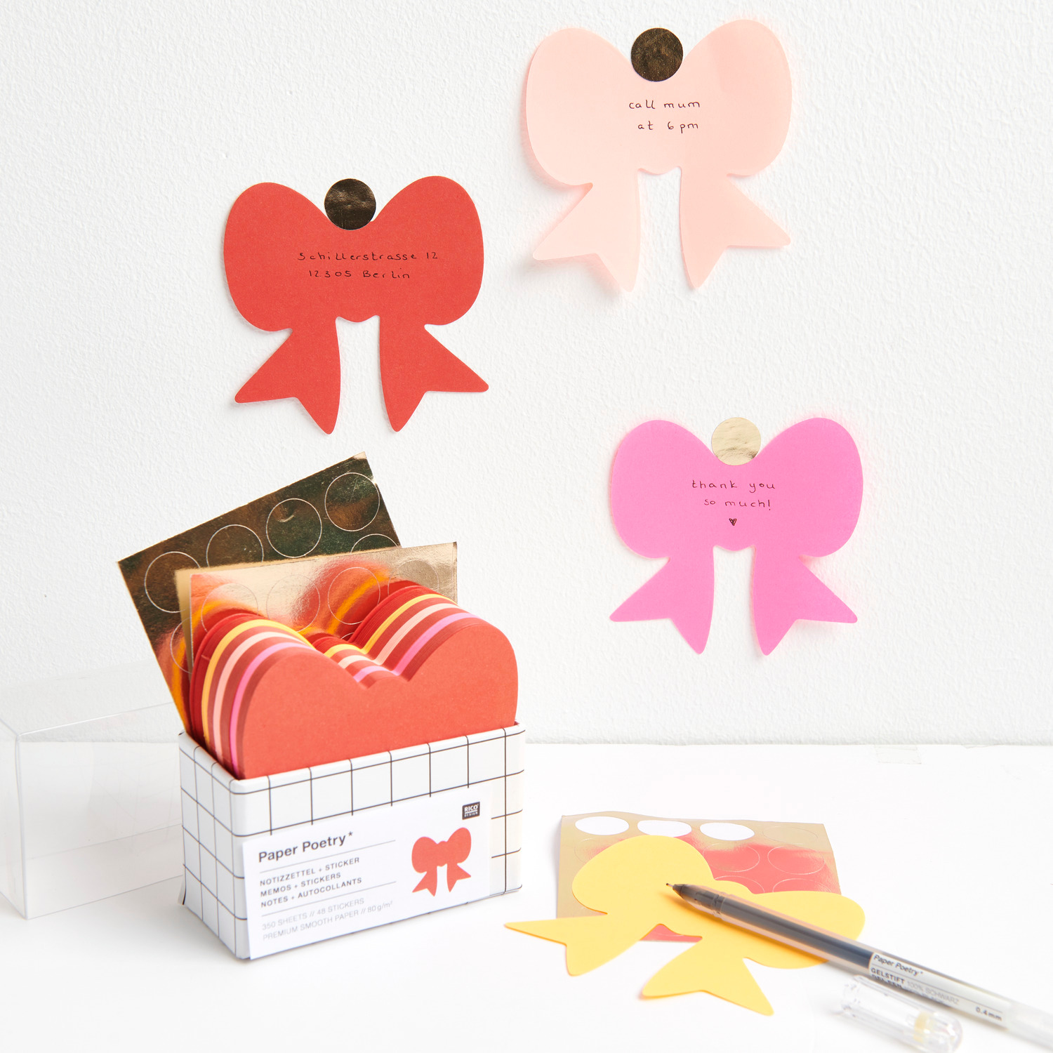 Paper Poetry Notizzettelbox Schleife 350 Blatt von Rico Design Paper Poetry Notizzettelbox Schleife mit bunten Zetteln in Schleifenform, ideal für Notizen.