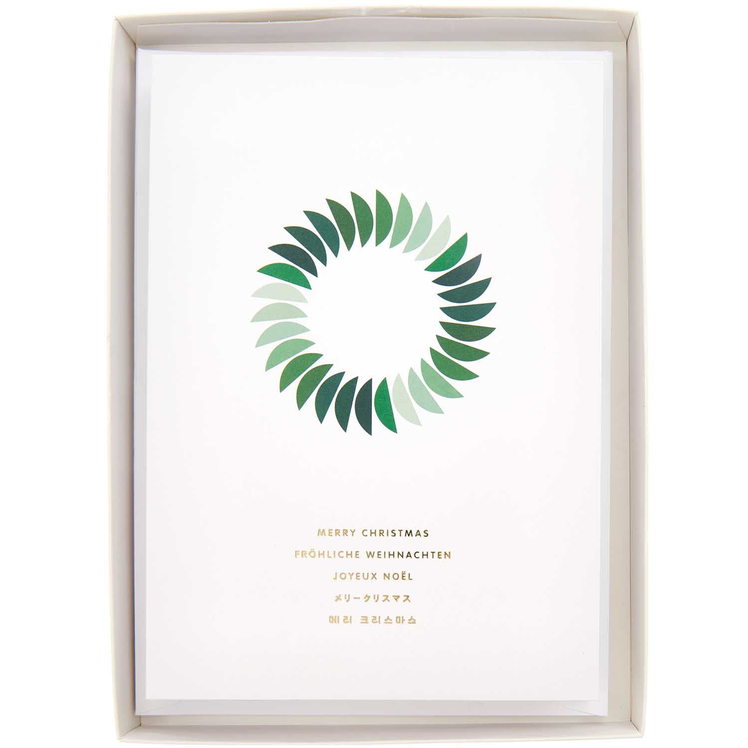 Paper Poetry Kartenset Kranz A5 weiß 16-teilig von Rico Design Paper Poetry Kartenset Kranz A5 weiß zeigt ein grünes Blätterkranz-Design mit Weihnachtsgrüßen.