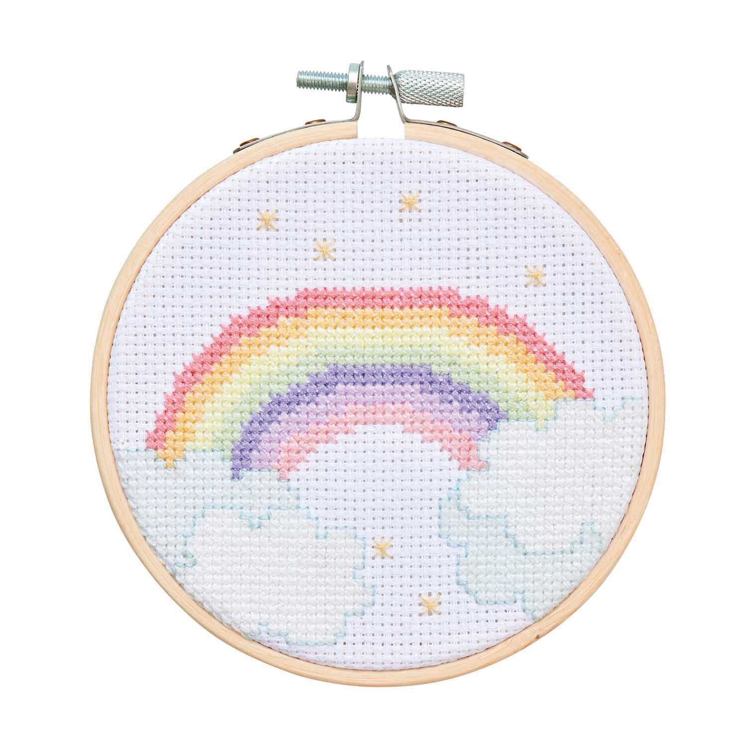 Stickpackung Mini Kit Regenbogen Bild Ø10 cm zeigt einen bunten Regenbogen über weißen Wolken.