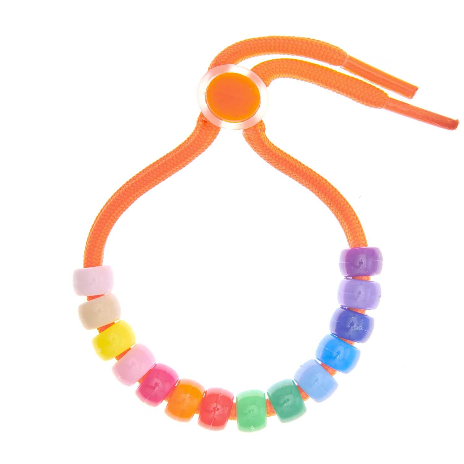 itoshii - Ponii Beads klassik bunt 9x6mm 400 Stück von Rico Design Itoshii - Ponii Beads in leuchtenden Farben auf einem orangefarbenen Armband von Rico Design.