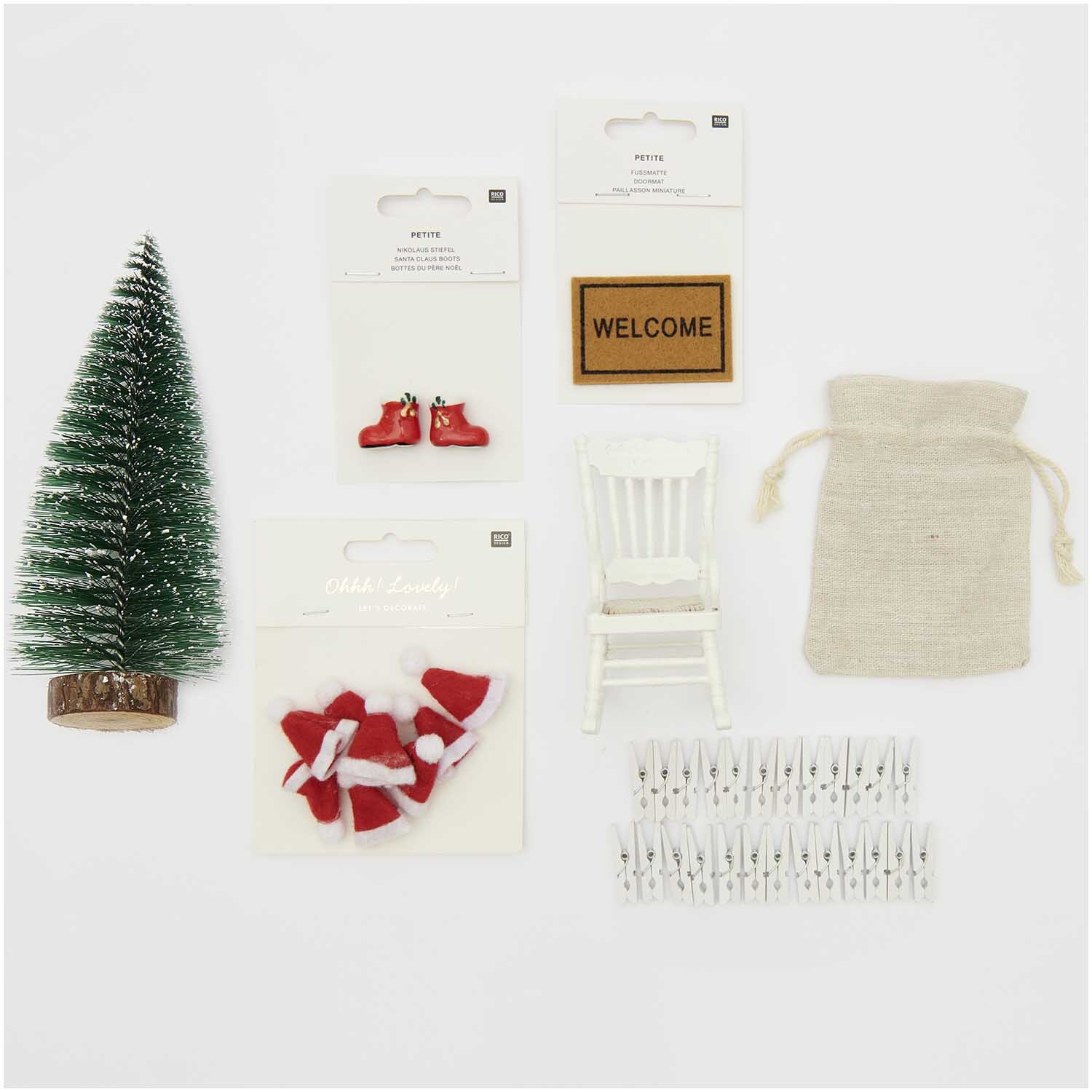 Wichtelwelt Deko Set Nikolaus von Rico Design Wichtelwelt Deko Set Nikolaus mit Miniatur-Weihnachtsbaum, Stuhl, Säckchen und Accessoires. Ideal für festliche Dekorationen.