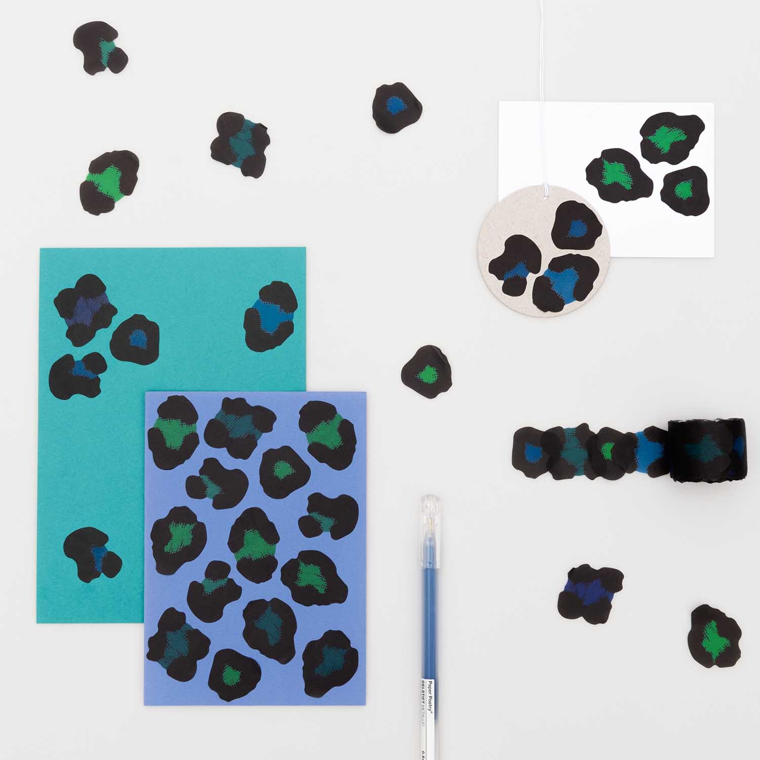 Washi Sticker Acid Leo grün-blau 200 Stück von Rico Design Washi Sticker Acid Leo grün-blau 200 Stück von Rico Design auf Karten und Papier verteilt.