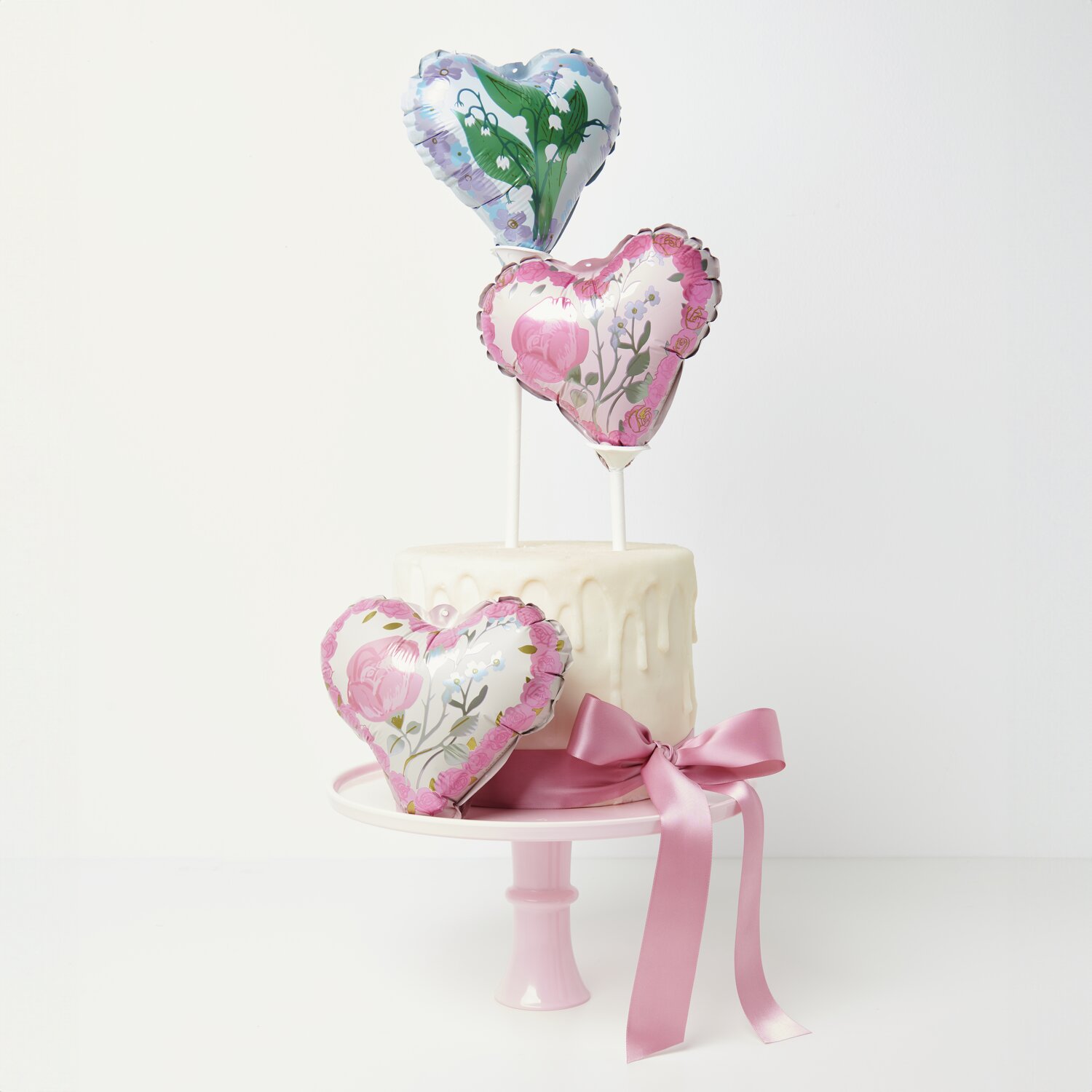 Mini-Folienballon Set Herzen mit Blumen, dekorativ auf einer Torte platziert, 17x15cm, 3 Stück.