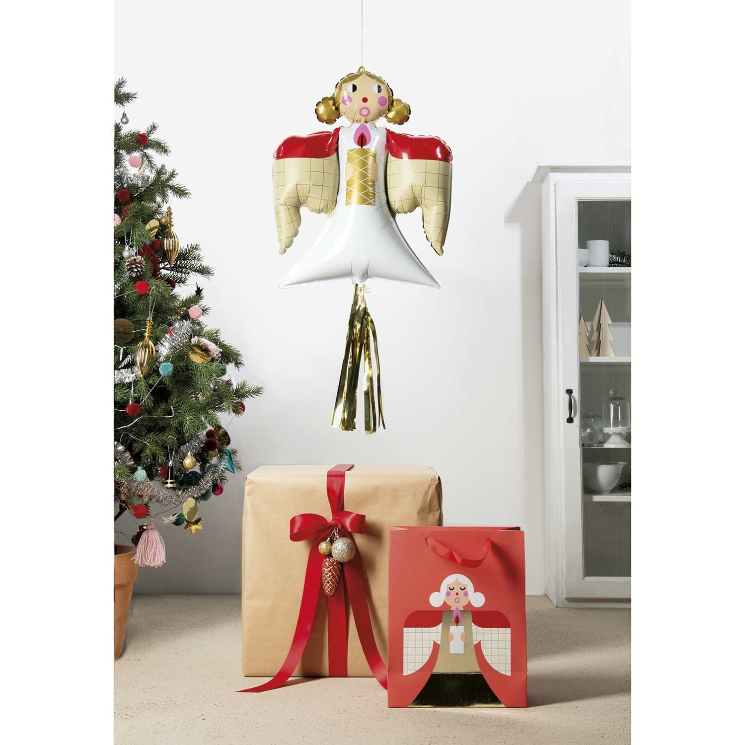 Folienballon Weihnachten Engel 57,5x67cm von Rico Design Folienballon Weihnachten Engel schwebt über Geschenken vor einem geschmückten Weihnachtsbaum.