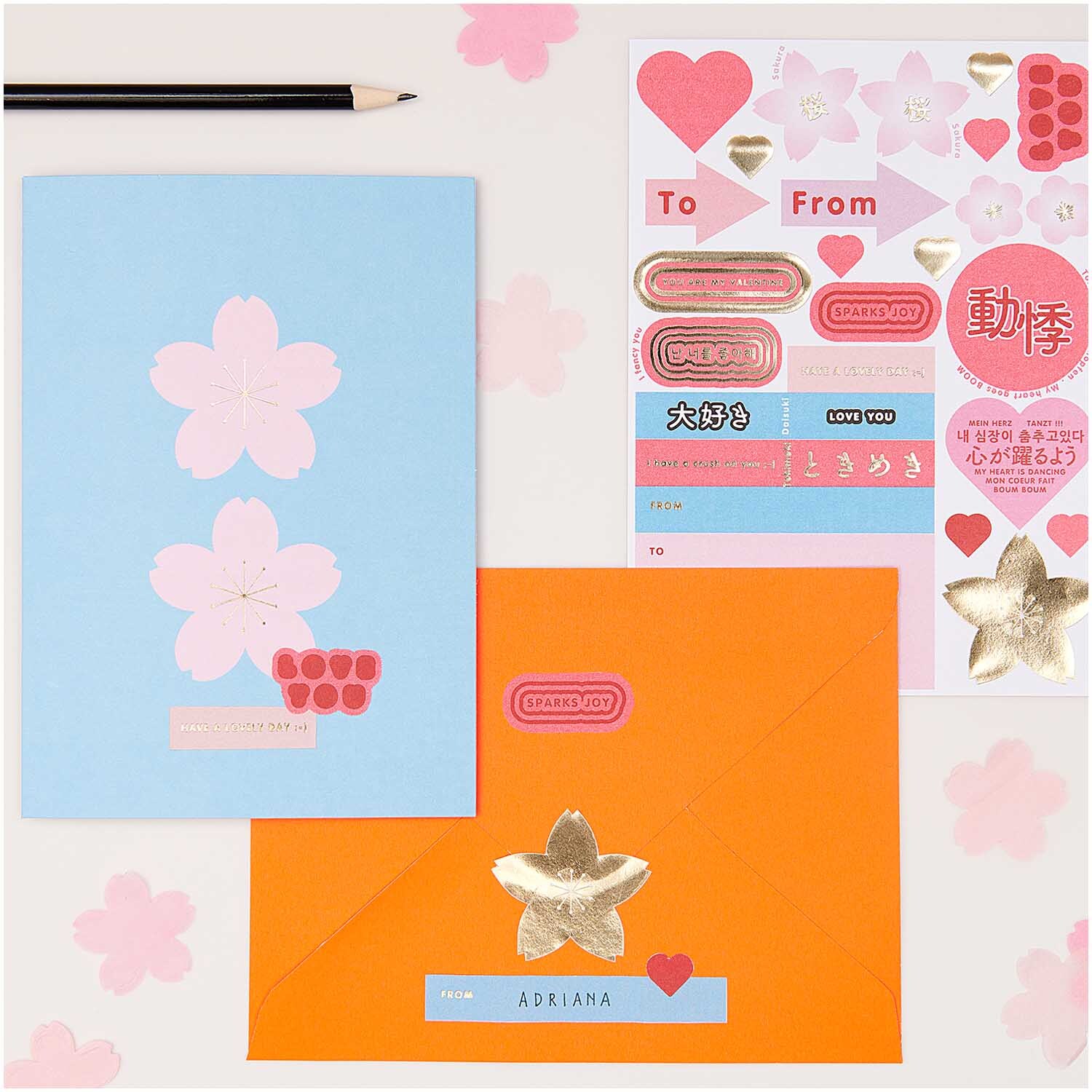 Paper Poetry Grußkartenset Kirschblüten hellblau mit Aufklebern und orangefarbenem Umschlag.