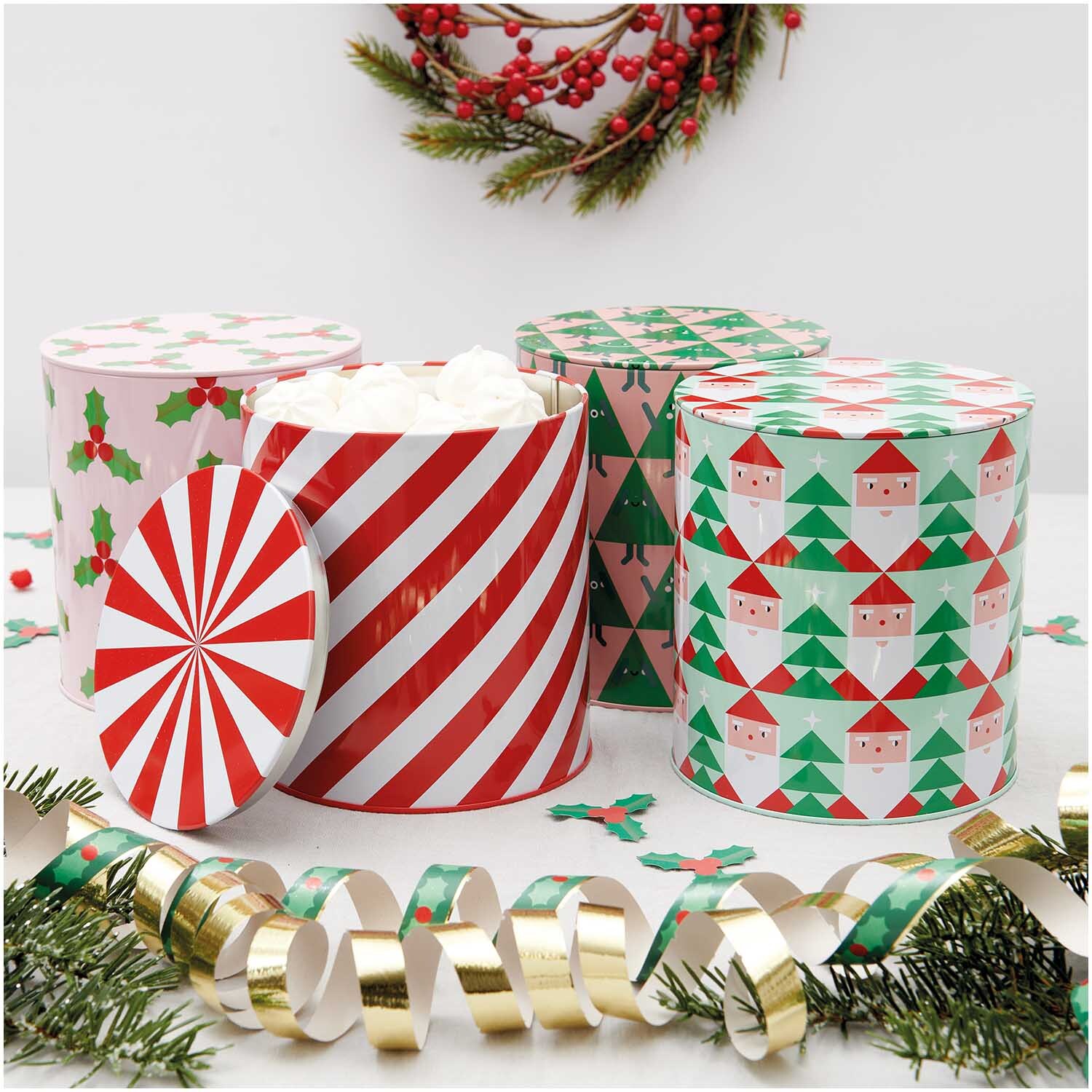 Keksdose Tannenbäume 13,6x15,1cm von Rico Design Keksdose Tannenbäume 13,6x15,1cm: Festliche Dose mit grün-rotem Design, ideal für Weihnachtsplätzchen.