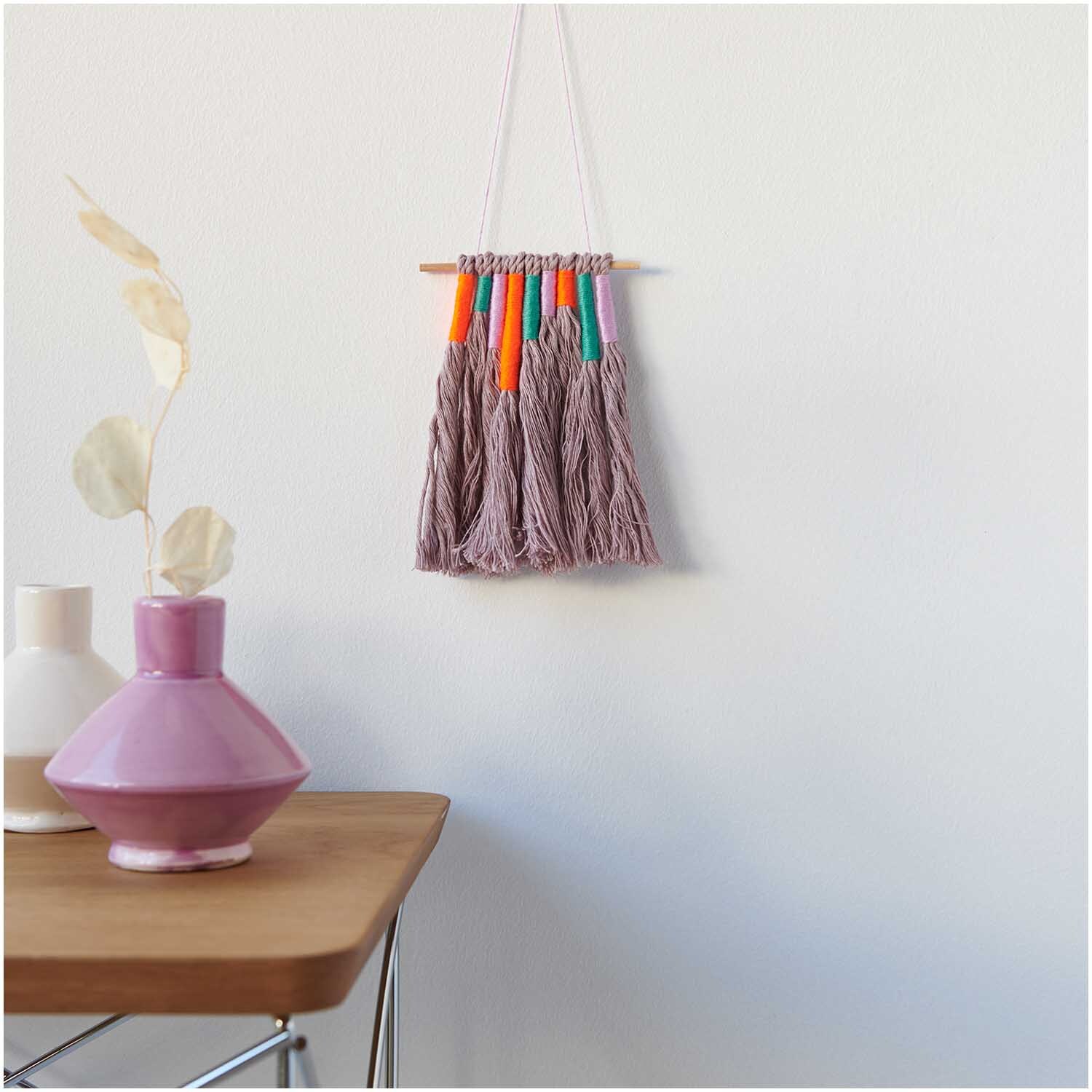 Set de fils à broder Multicolour Fashion 24 pièces 24-teilig from Rico Design Stickgarn Set Multicolour Fashion, 24-teilig, von Rico Design. Wanddekoration mit bunten Fäden neben Vasen auf einem Tisch.