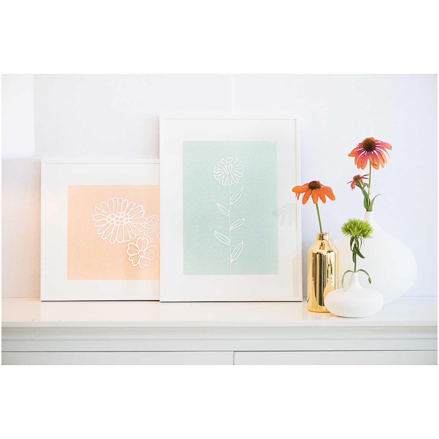 Vorlagenmappe Flowers and Plants Fenster- und Glasmalerei mit Kreidestiften von Rico Design Vorlagenmappe Flowers and Plants: Zwei minimalistische Blumenbilder in Pastellfarben, dekoriert mit Vasen und Blumenarrangement.
