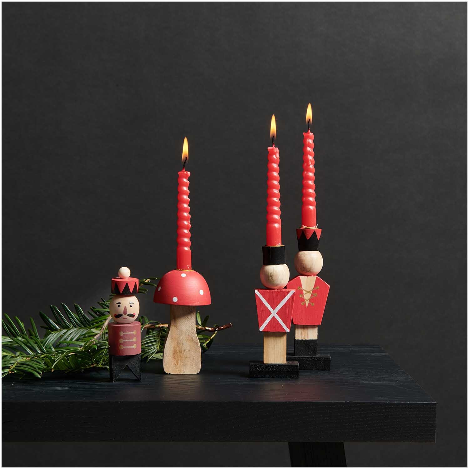 Kerzenständer Pilz rot 9x5cm von Rico Design Kerzenständer Pilz rot 9x5cm von Rico Design: Roter Kerzenständer in Pilzform mit brennender Kerze, dekorativ auf einem Tisch arrangiert.