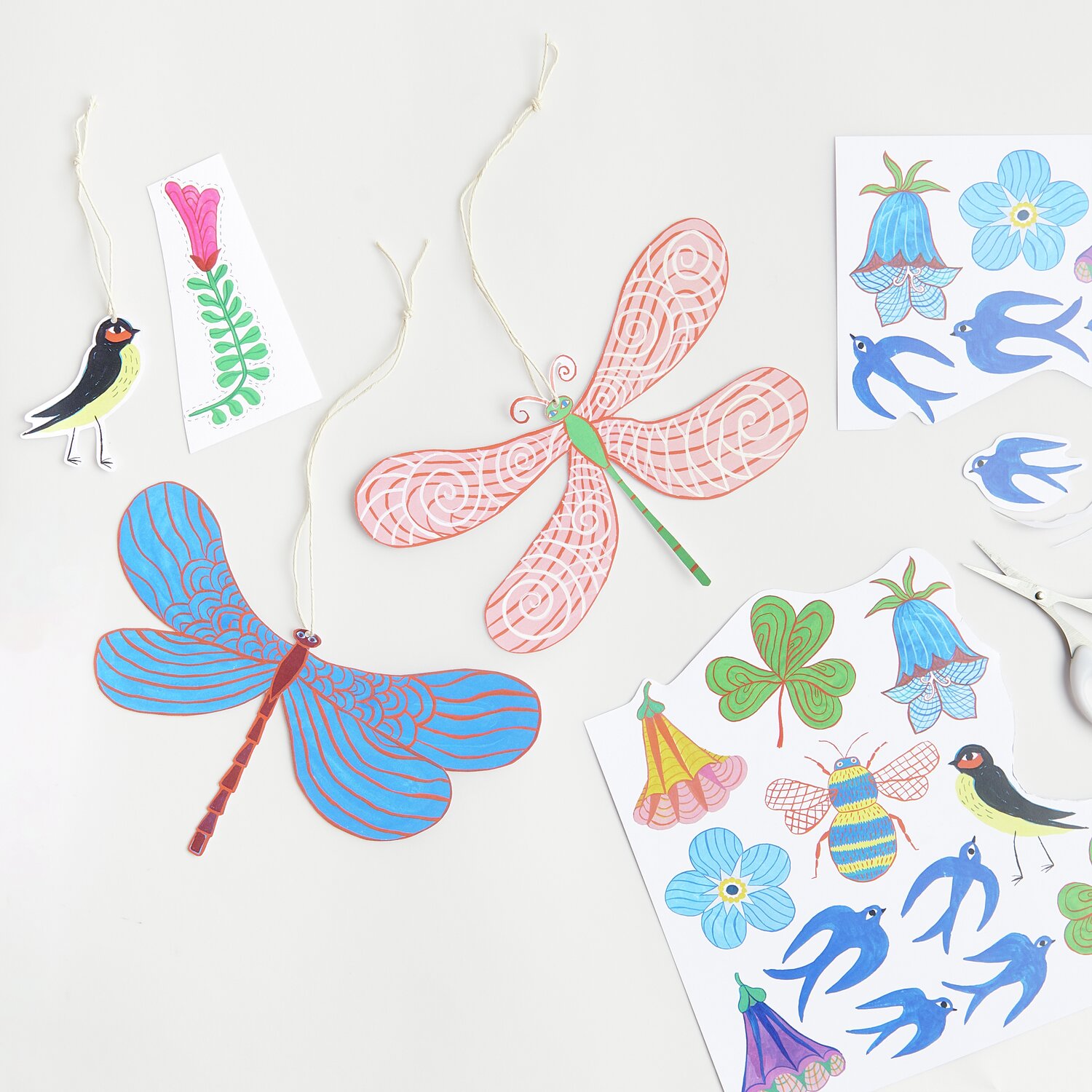 Bastelpapierblock Midsommar Magic 23 Blatt von Rico Design Bastelpapierblock Midsommar Magic mit bunten Papiermotiven wie Libellen und Blumen auf hellem Hintergrund. Ideal für kreative Bastelprojekte.