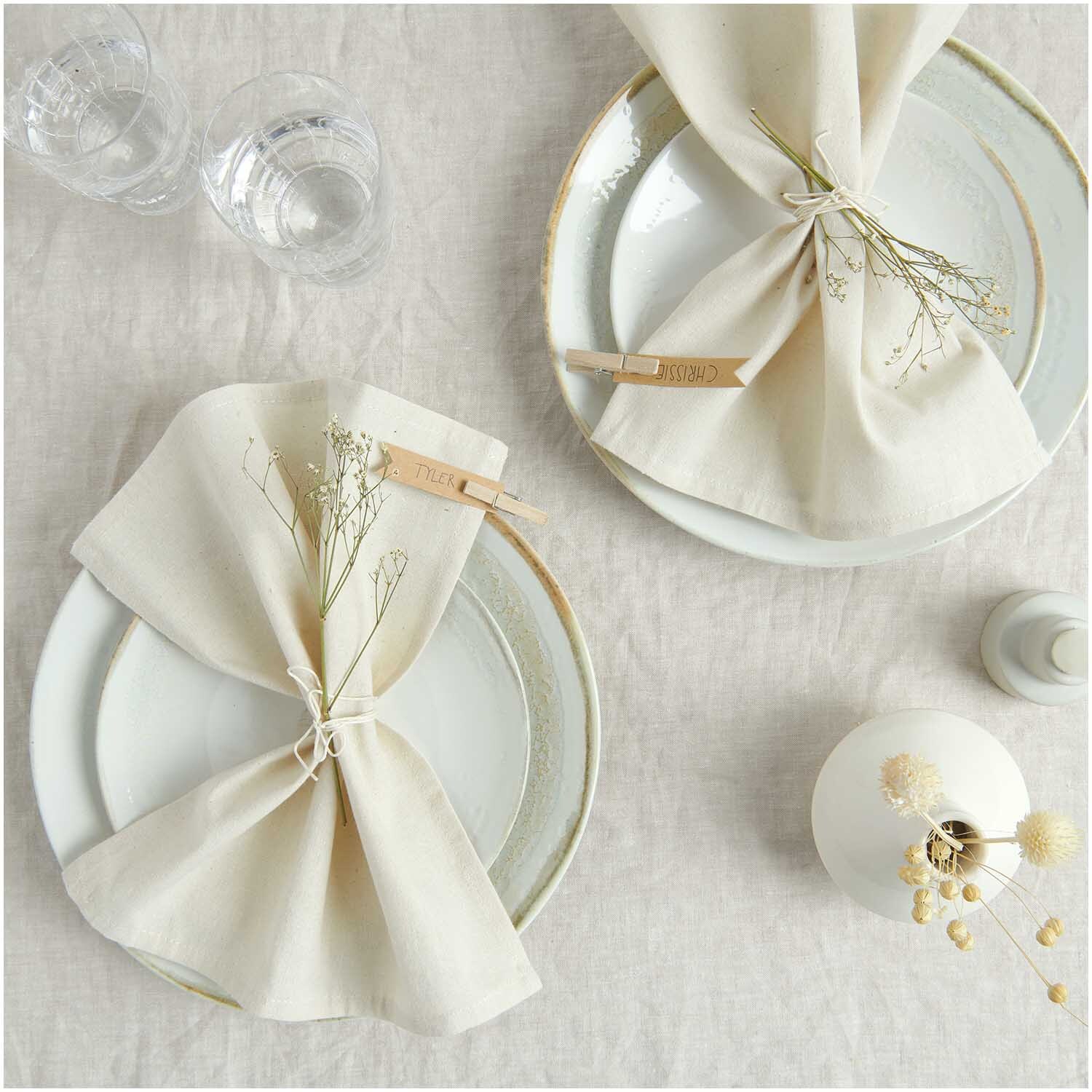 Stoffserviette 2 Stück natur Größe 30x30cm von Rico Design Stoffserviette 2 Stück natur auf elegant gedecktem Tisch mit Geschirr und Trockenblumen. Ideal für stilvolle Anlässe.