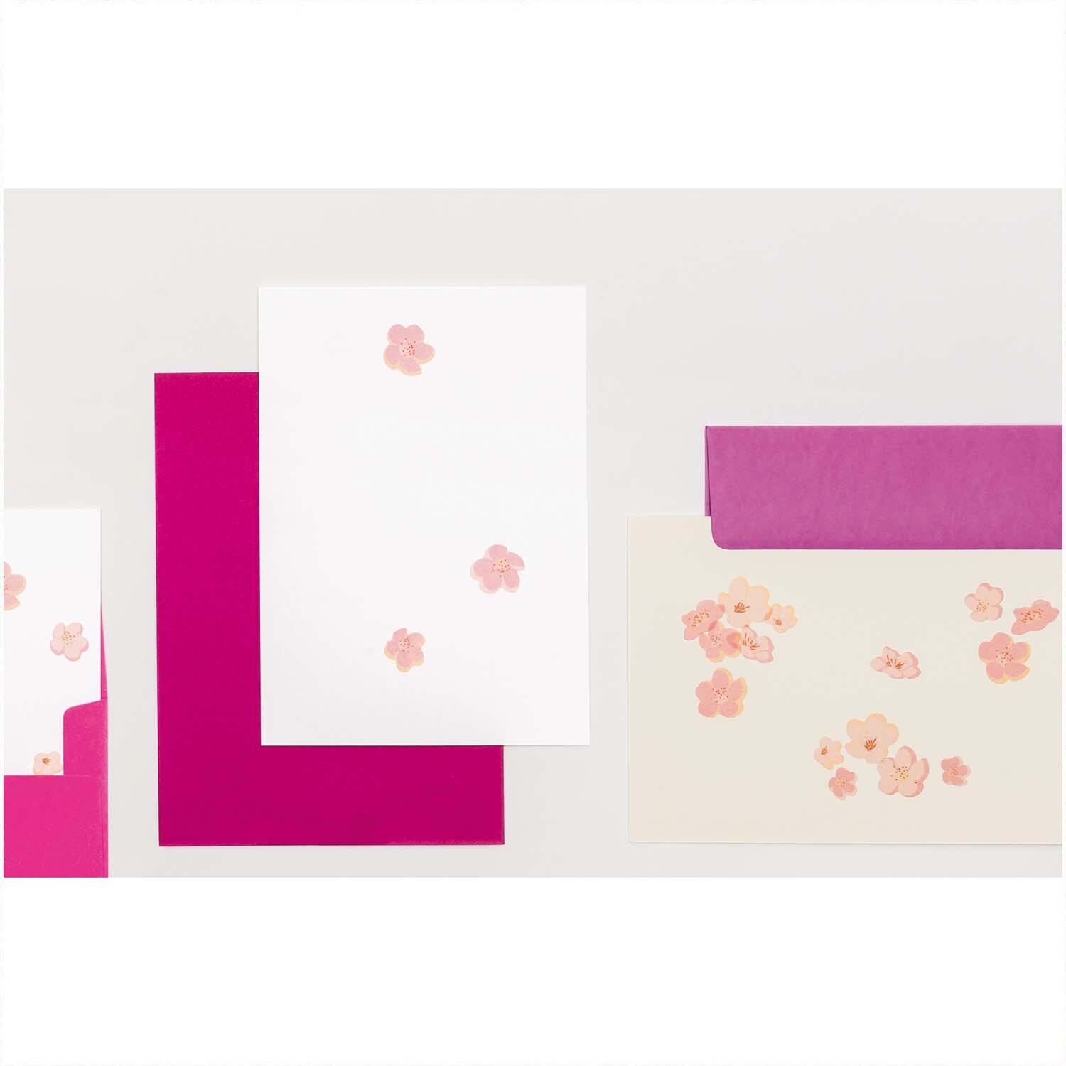 Flower Washi Tape Kirschblüte 200 Sticker von Rico Design. Rosa Kirschblüten auf Briefpapier und Umschlägen. Ideal für kreative Projekte.