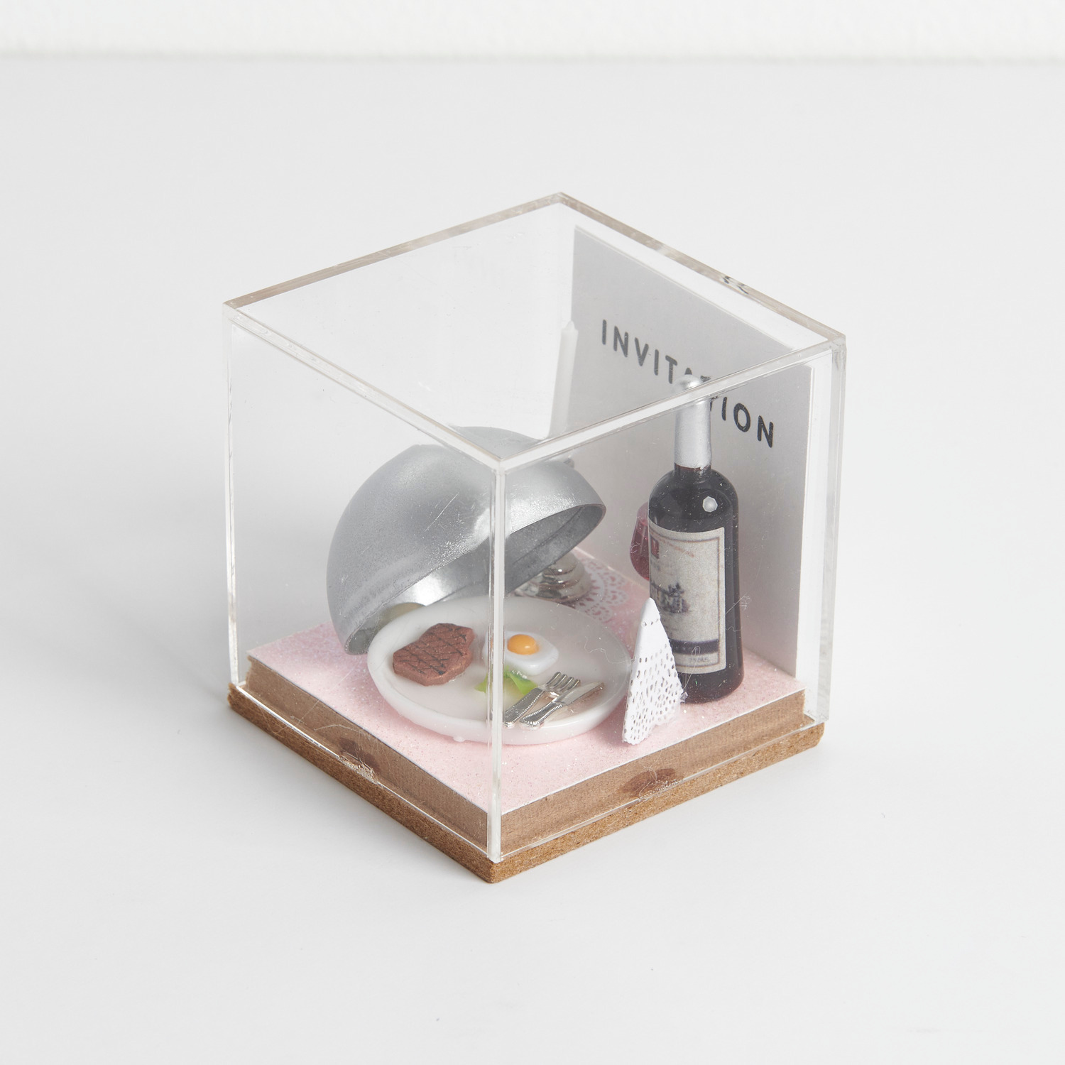 Figurico Dekohaube Würfel Größe 6x6x6,5cm von Rico Design Figurico Dekohaube Würfel zeigt eine Miniatur-Szene mit Essen und Weinflasche in einem transparenten Würfel.