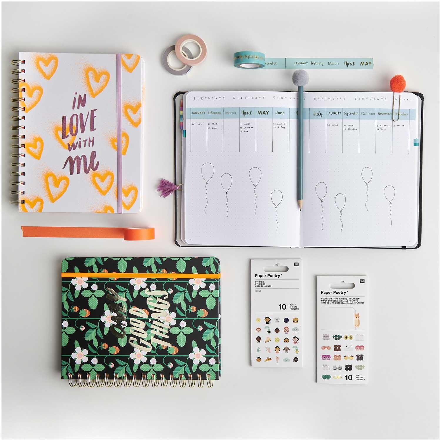 Paper Poetry Bullet Diary Spiralbindung Only Good Things DIN A5 164 Seiten von Rico Design Paper Poetry Bullet Diary Spiralbindung Only Good Things DIN A5 164 Seiten, umgeben von bunten Notizbüchern, Washi-Tapes und Stickern von Rico Design.