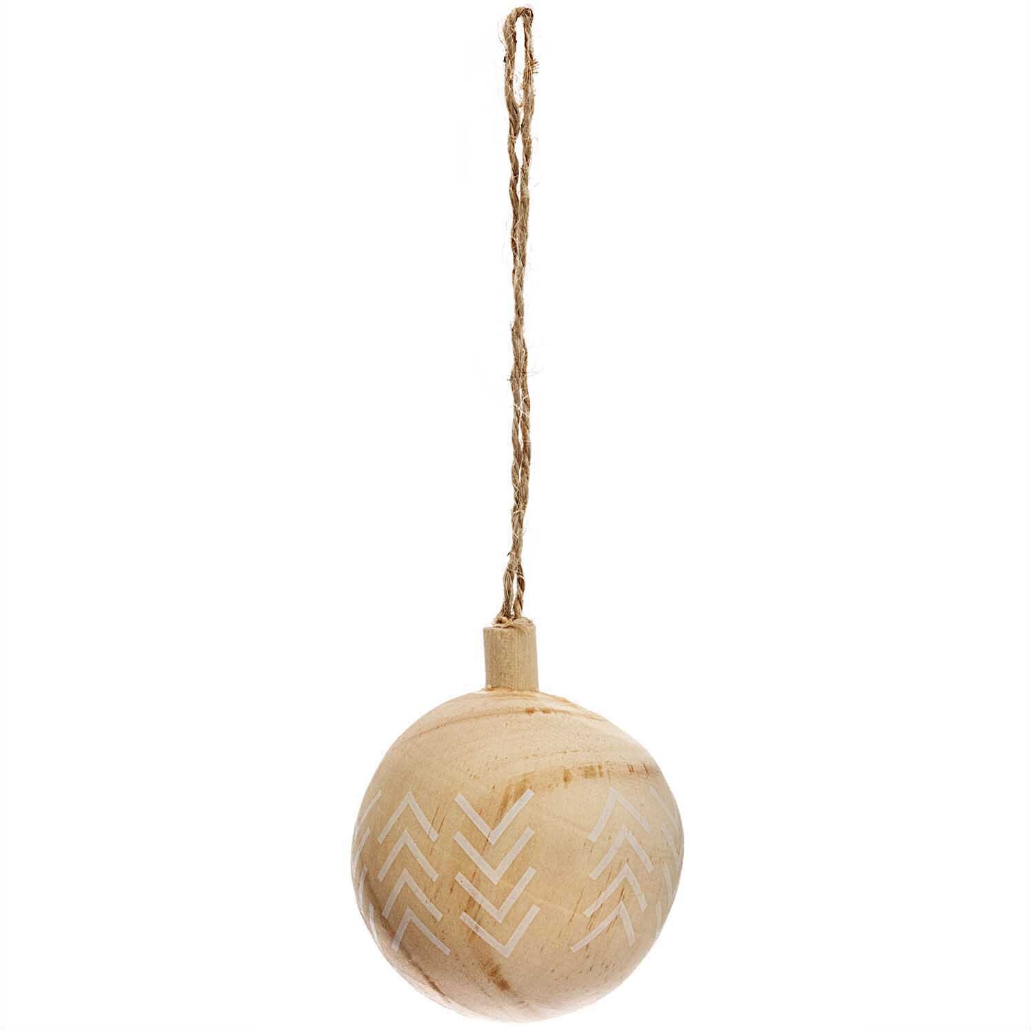 Baumschmuck Holzkugel mit weißem Muster, Ø6cm, von Rico Design. Ideal für natürliche Weihnachtsdekoration.