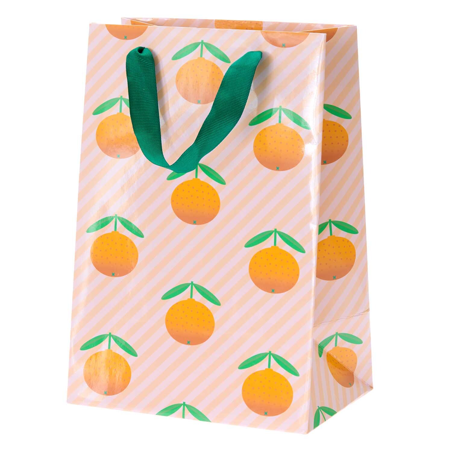Paper Poetry Geschenktüte Orangen 18x26x12cm mit grünem Griff und orangefarbenem Muster auf gestreiftem Hintergrund. Ideal für Geschenke.