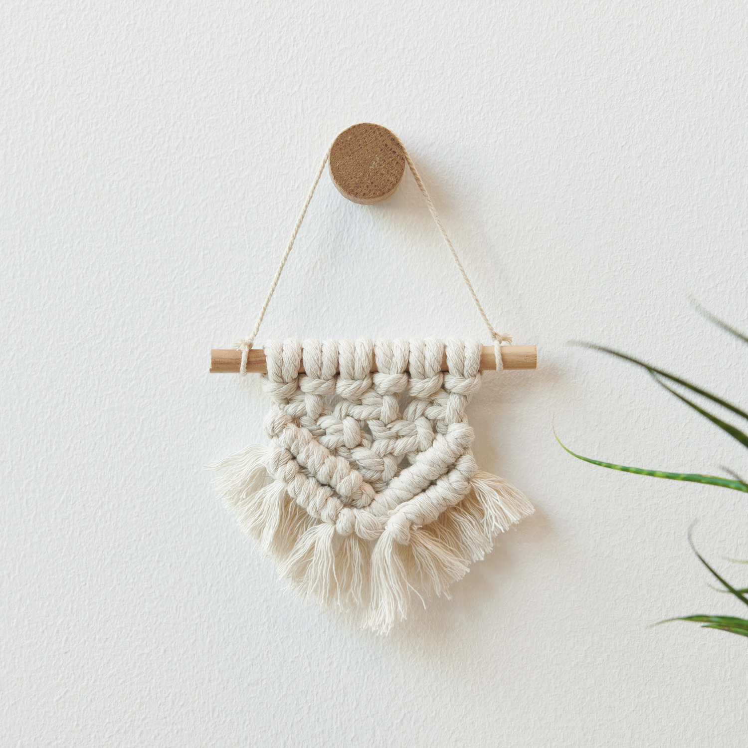 Macramé Set Tenture murale 13x13cm from Rico Design Makramee Set Wandbehang, cremefarben, an Holzstab hängend, von Rico Design, dekorativ an Wand.