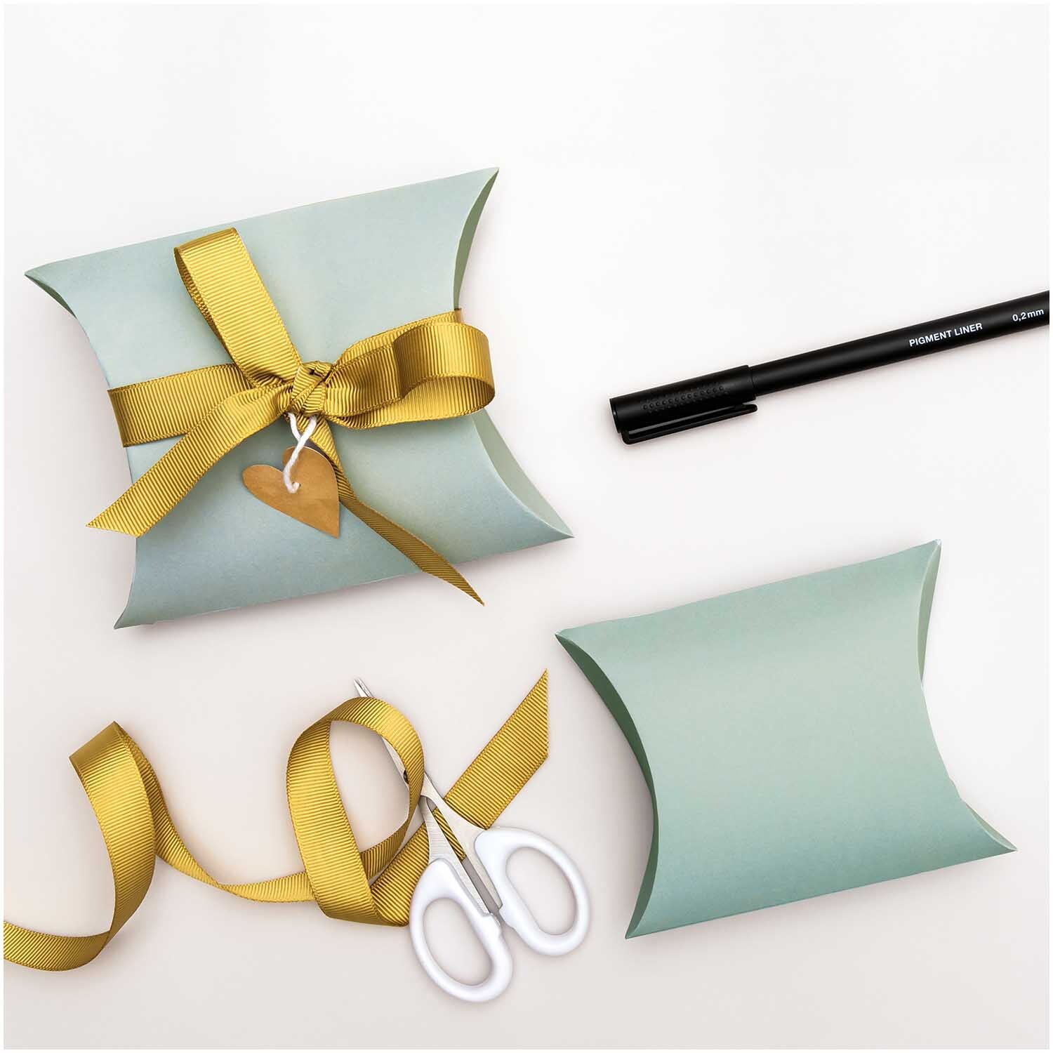 Paper Poetry Geschenkschachteln Set 6 Stück in Mint mit goldener Schleife, Schere und Stift auf weißem Hintergrund. Ideal für stilvolle Geschenke.