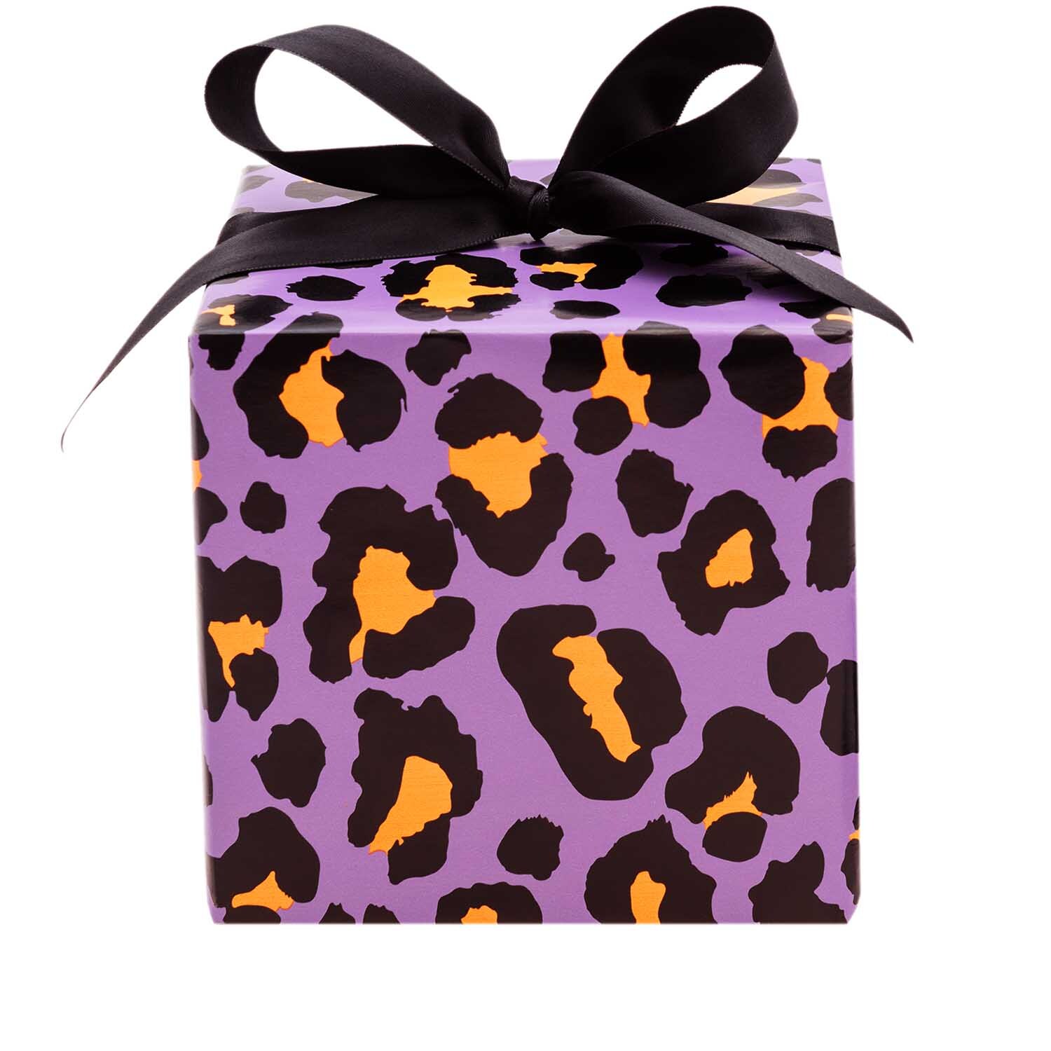 Paper Poetry Geschenkpapier Acid Leo flieder 70cm 3m 70g/m² von Rico Design Paper Poetry Geschenkpapier mit Leopardenmuster in Flieder, verpackt als Geschenk mit schwarzer Schleife. Ideal für stilvolle Präsentationen.