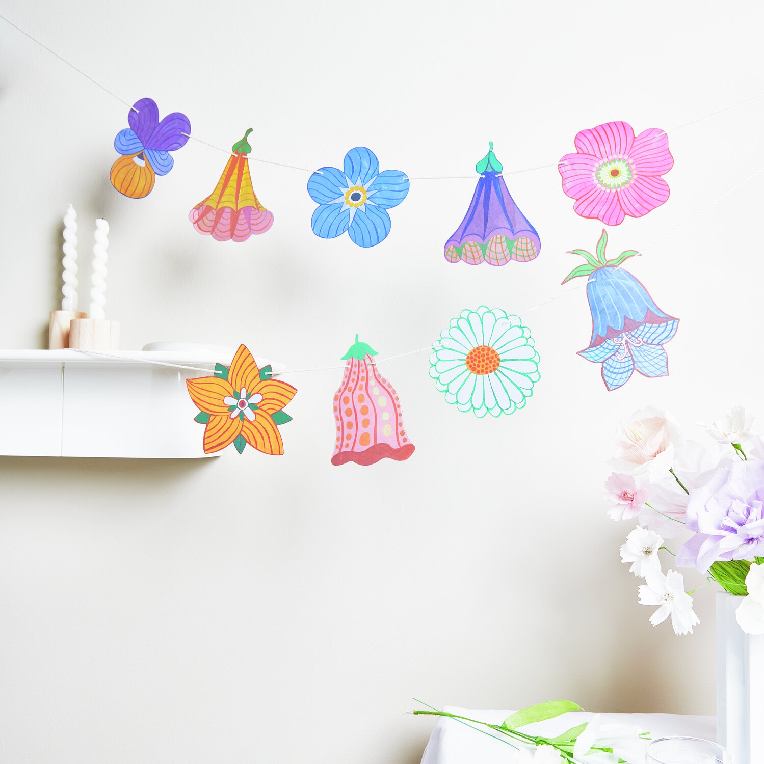 Girlande Midsommar Magic Blumen 3m von Rico Design Girlande Midsommar Magic Blumen: Bunte Blumengirlande von Rico Design, 3m lang, dekoriert einen Raum mit fröhlichen Farben und floralen Mustern.