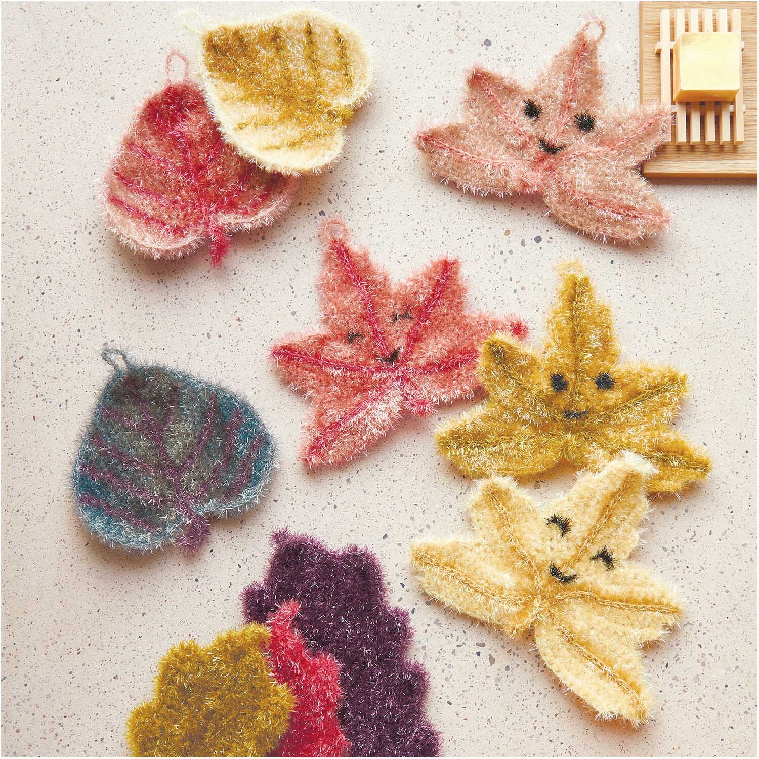 Creative Bubble: Bunte, handgemachte Blätter aus Rico Design Garn, ideal für kreative Dekorationen.