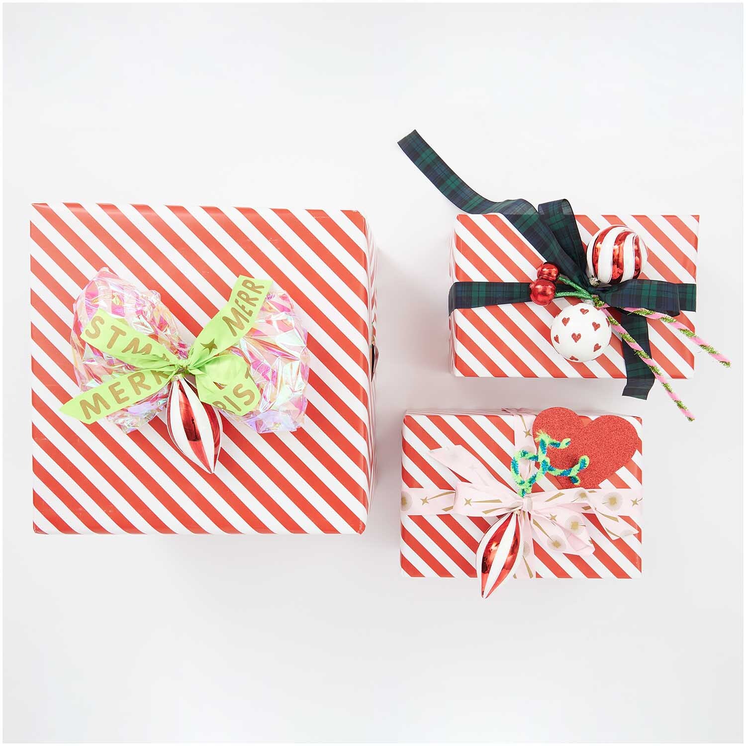 Paper Poetry Geschenkpapier Streifen rot-weiß 70cm 8m 80g/m² von Rico Design Paper Poetry Geschenkpapier mit rot-weißen Streifen, dekoriert mit Schleifen und weihnachtlichen Motiven. Ideal für festliche Anlässe.