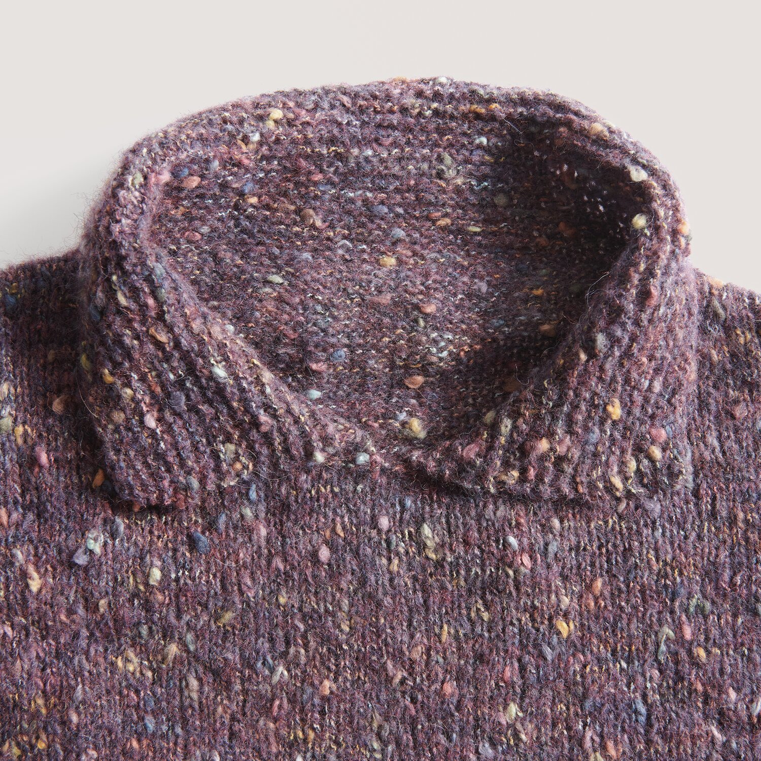 Fashion Cotton Alpaca Fun Neps 50g 215m Couleur Lila from Rico Design Fashion Cotton Alpaca Fun Neps Pullover in Lila von Rico Design, zeigt einen gestrickten Kragen mit bunten Neps auf weicher Textur.