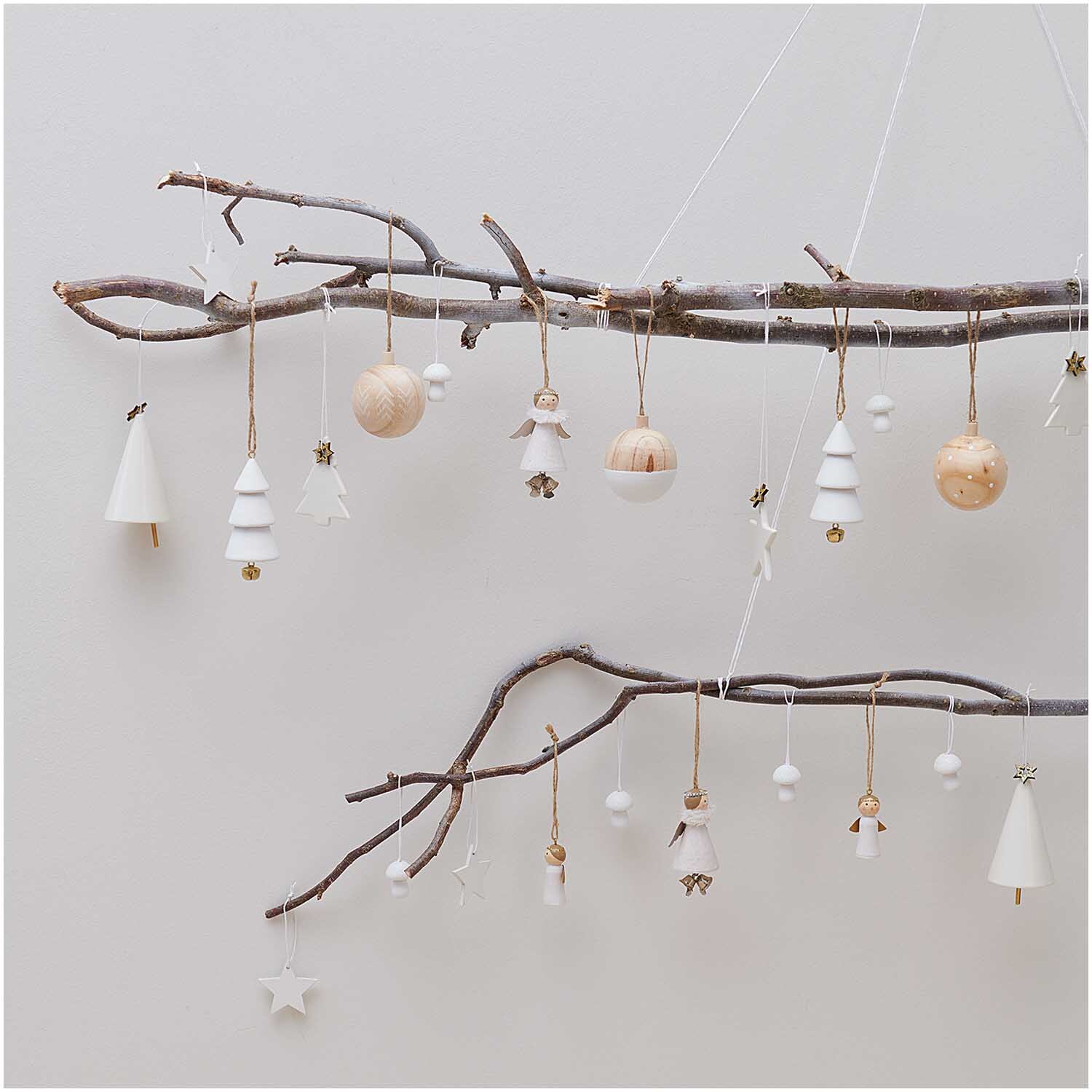 Baumschmuck Holzkugel natur-weiß Ø6cm von Rico Design Baumschmuck Holzkugel natur-weiß Ø6cm von Rico Design an Zweigen mit weiteren Dekorationen.