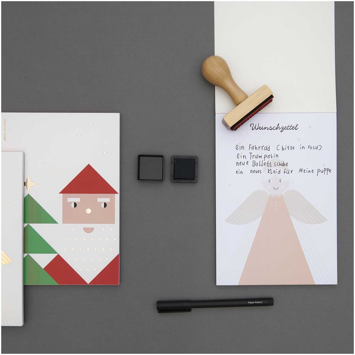 Paper Poetry Notizblock Engel A5 50 Blatt 100g/m² von Rico Design Paper Poetry Notizblock Engel A5 mit 50 Blatt, abgebildet mit Stempel und Stift auf grauem Hintergrund.