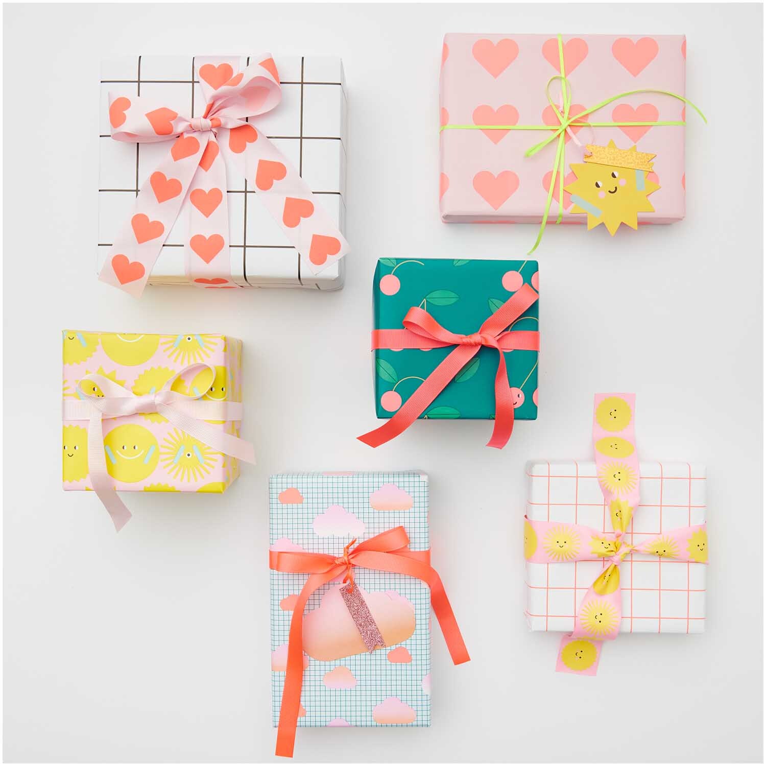 Paper Poetry Geschenkpapier Raster schwarz 200x70cm 80g/m² von Rico Design Paper Poetry Geschenkpapier Raster schwarz 200x70cm 80g/m² von Rico Design, dekoriert mit bunten Schleifen und fröhlichen Mustern auf Geschenken.