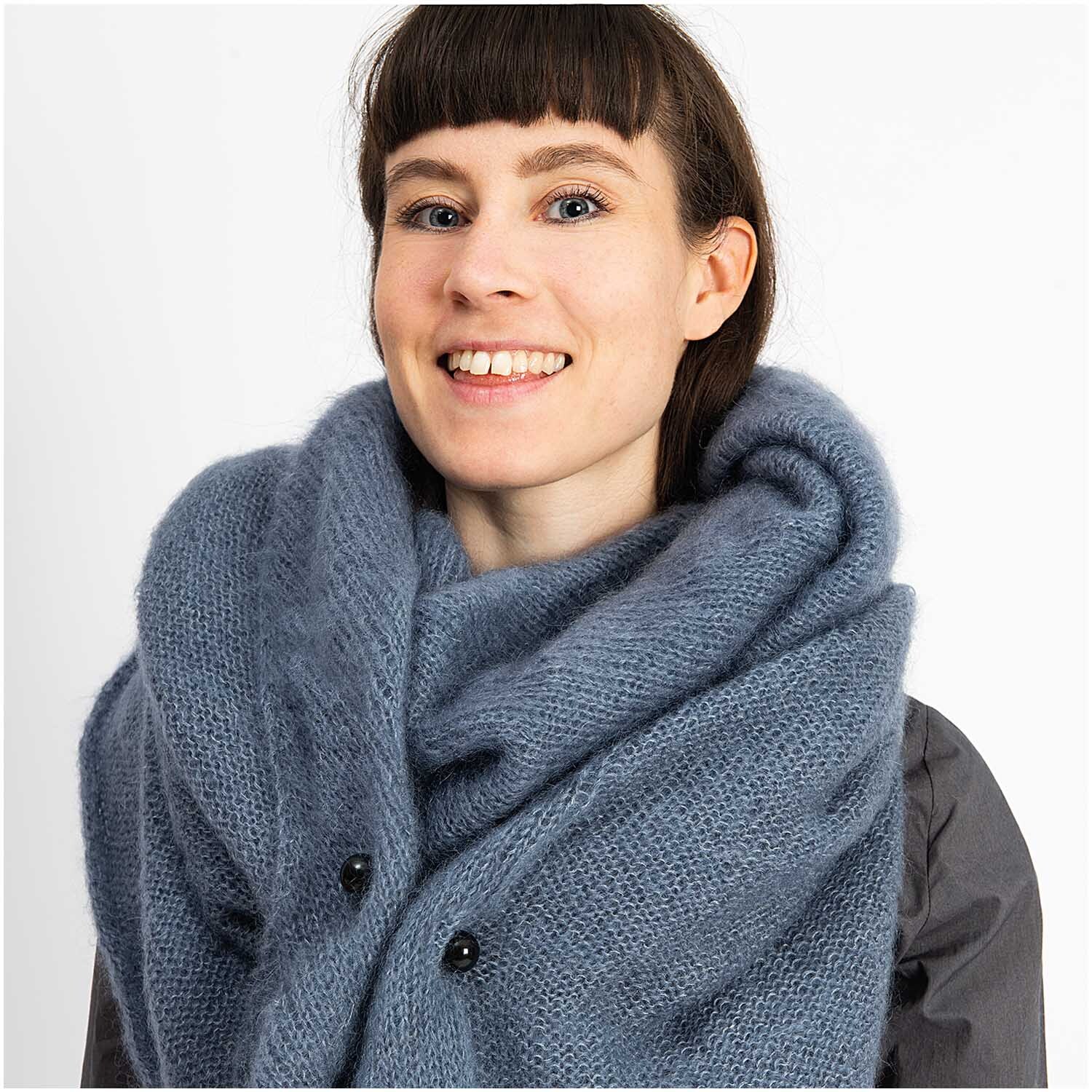 Zwei-Perlen-Pin 65mm 1 Stück Farbe Schwarz von Rico Design Zwei-Perlen-Pin 65mm 1 Stück von Rico Design, getragen an einem blauen Schal von einer lächelnden Person.
